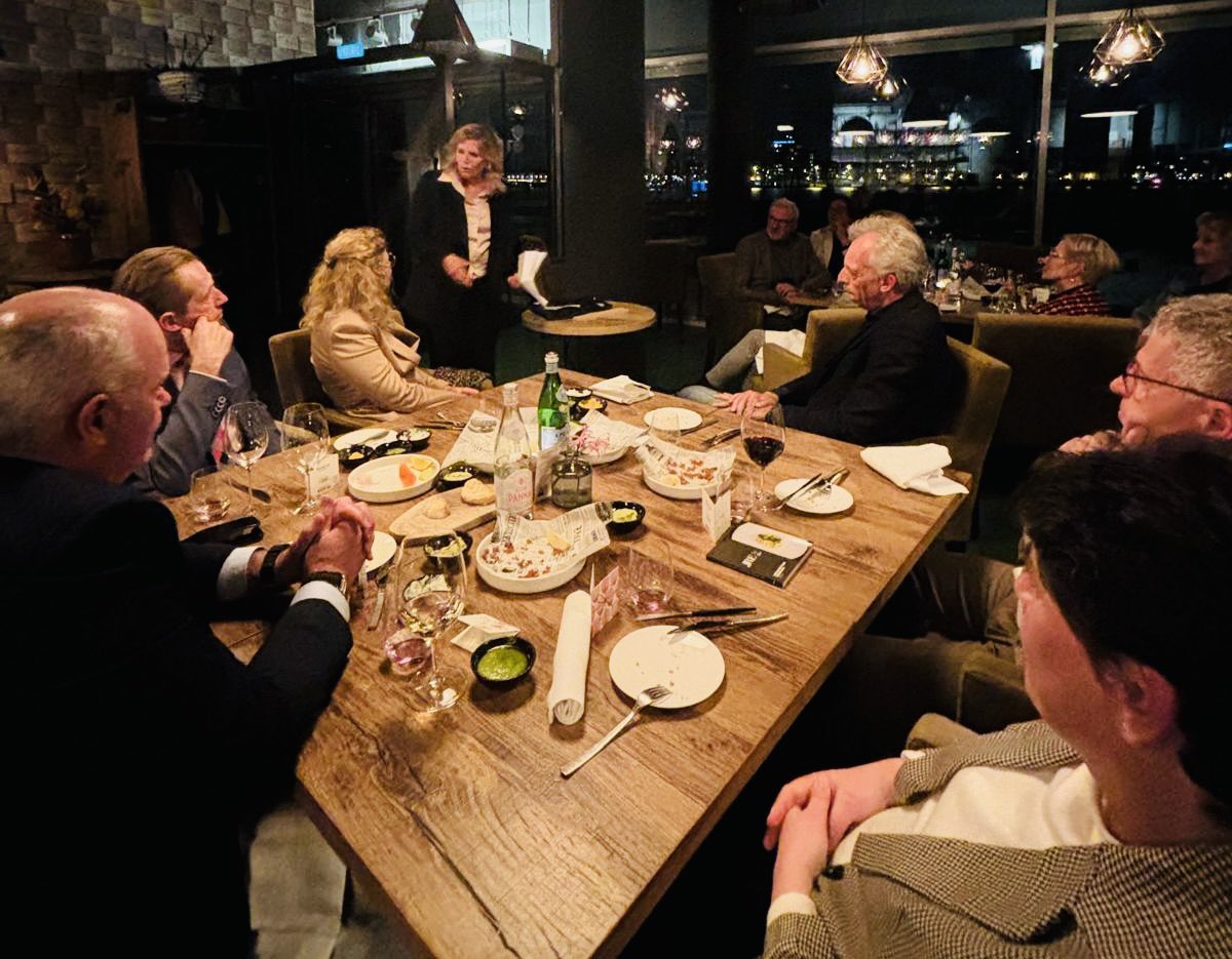 Met de burgemeesterskring Alblasserwaard/Vijfheerenlanden op bezoek in Papendrecht. <a href="/margreet_vdriel/">Margreet Van Driel</a> ontving ons op het voormalige politiebureau, nu museum. Geheel ingericht in jaren 70 stijl. Na een wandeling langs de Merwede samengekomen in <a href="/de_Ertepeller/">De Ertepeller</a> voor een avond vol