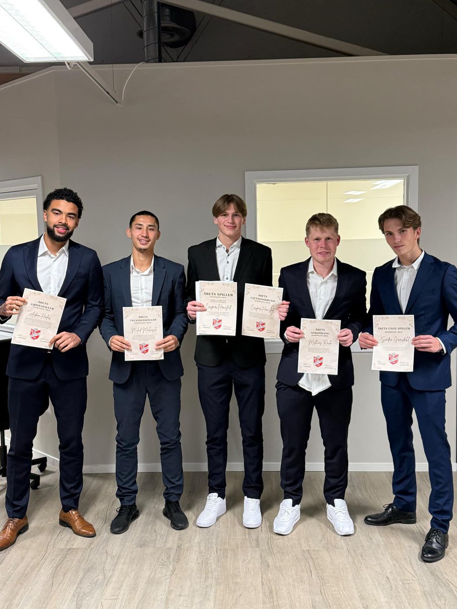SkedsmoFK's tweet photo. Årets spiller og årets gjennombrudd: Caspar Hemstad. Årets unge spiller: Sindre Græsdahl. Årets treningsspiller: Milad Mohasili. Årets grisespiller: Adam Halås. https://t.co/EZ0MzCSLlz