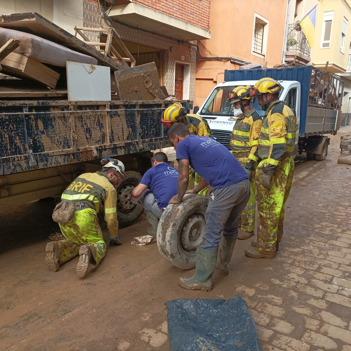 brif_iglesuela's tweet image. Hoy es el último día del primer grupo de #BBFF voluntarios que hemos intervenido para ayudar al pueblo valenciano, y lo hemos hecho en la localidad de #Alfafar junto con los compañeros de @BRIF_PINO. Se ha continuado con la dinámica de los últimos días, limpieza de calles...