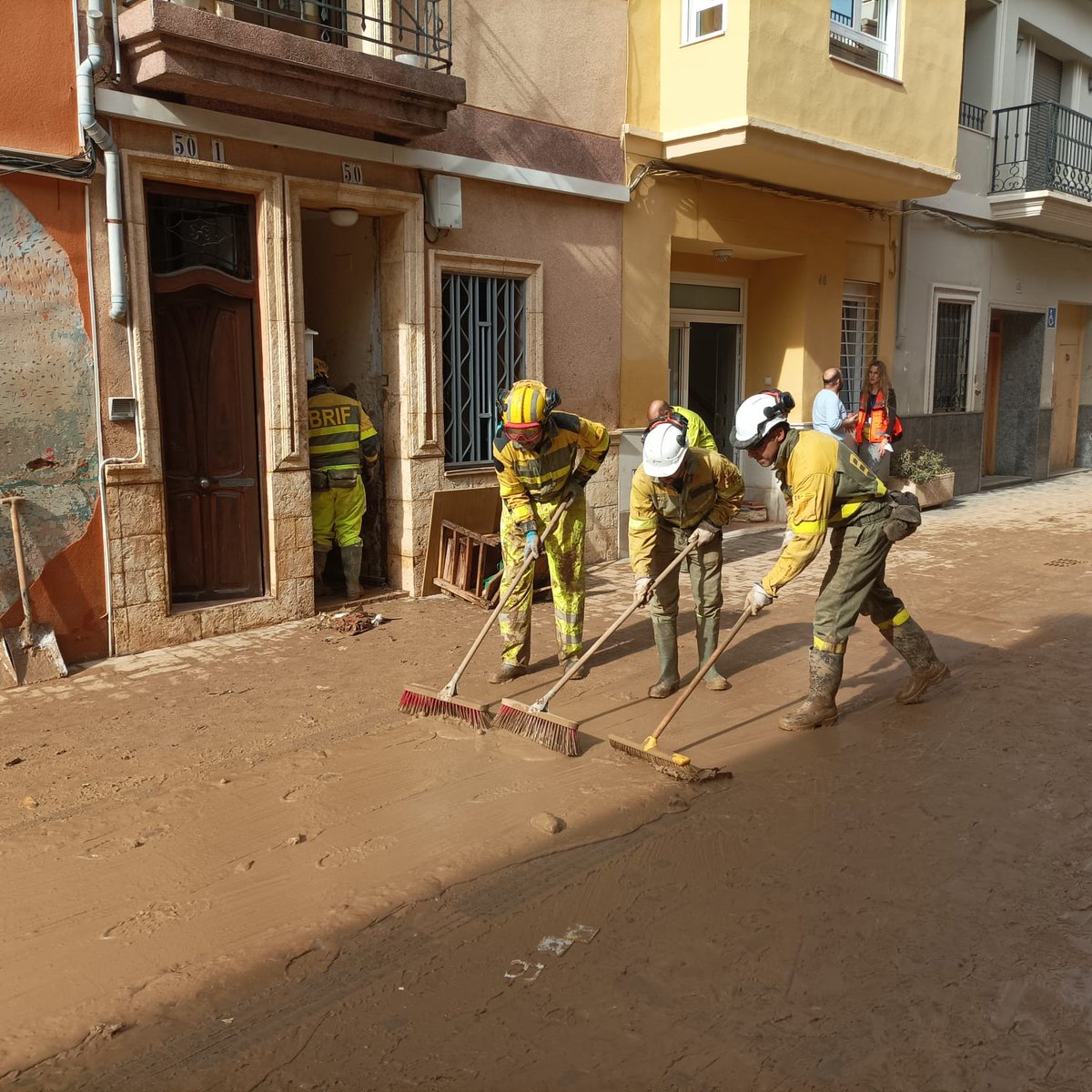 brif_iglesuela's tweet image. Hoy es el último día del primer grupo de #BBFF voluntarios que hemos intervenido para ayudar al pueblo valenciano, y lo hemos hecho en la localidad de #Alfafar junto con los compañeros de @BRIF_PINO. Se ha continuado con la dinámica de los últimos días, limpieza de calles...