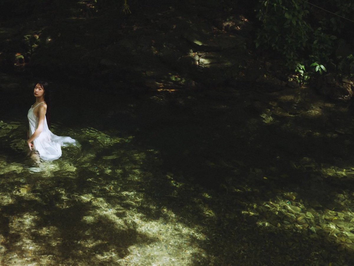 Majima Naomi's photobook Swamped got a new digital version, aptly