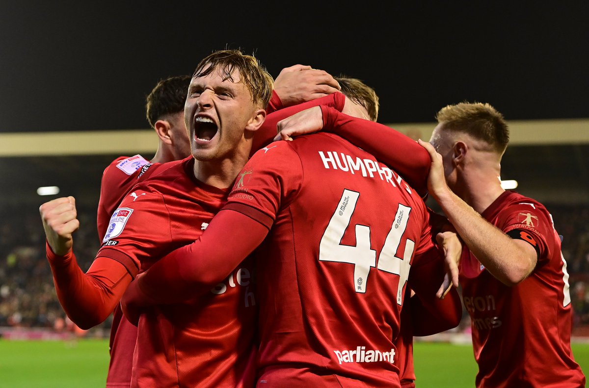 BarnsleyFC's tweet photo. Passion on the pitch and in the stands ❤️ https://t.co/0Cq2oDvZHZ
