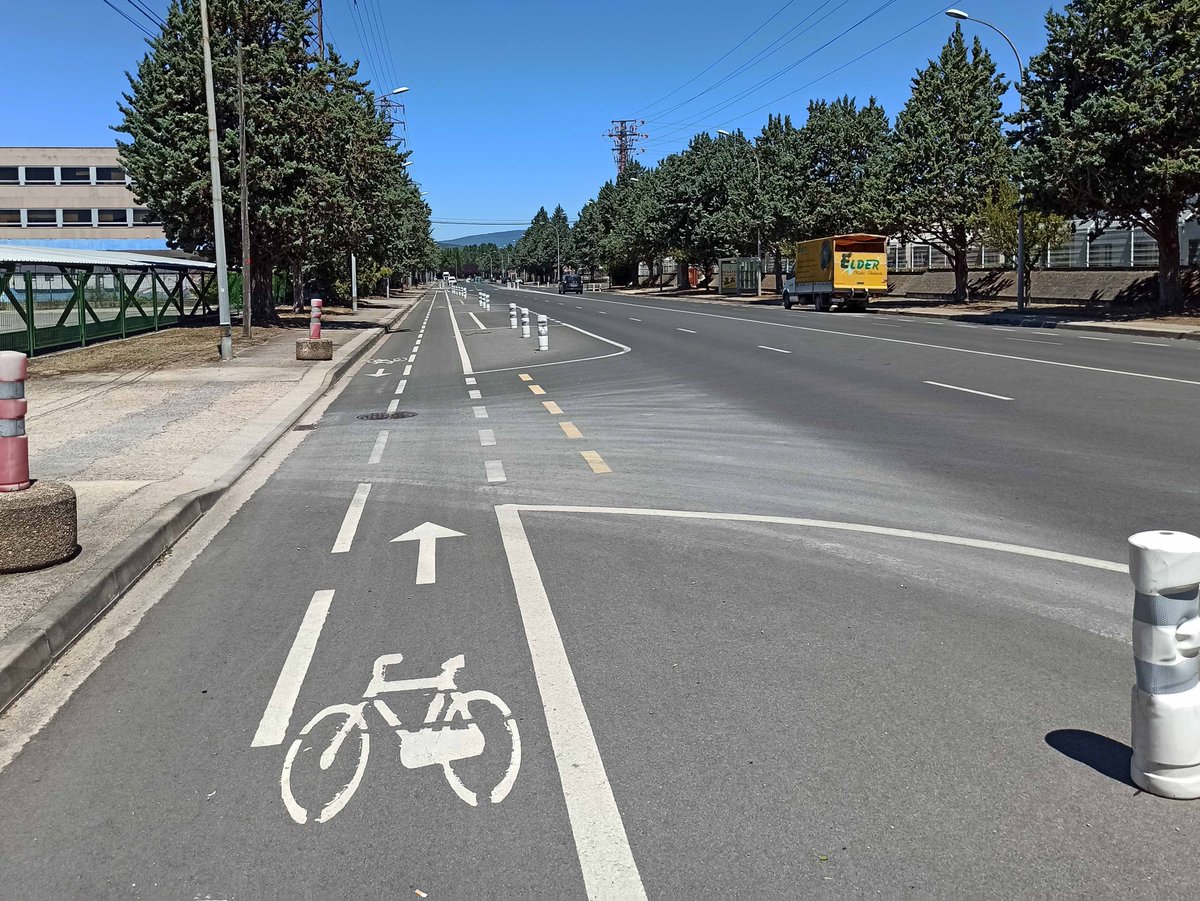 CirculaenBici's tweet image. Valencia tiene una oportunidad de transformar su movilidad POTENCIANDO la infraestructura ciclista.
EJ: Foto de un polígono industrial a 4 km de Vitoria. 15 min. en bici o 🛴