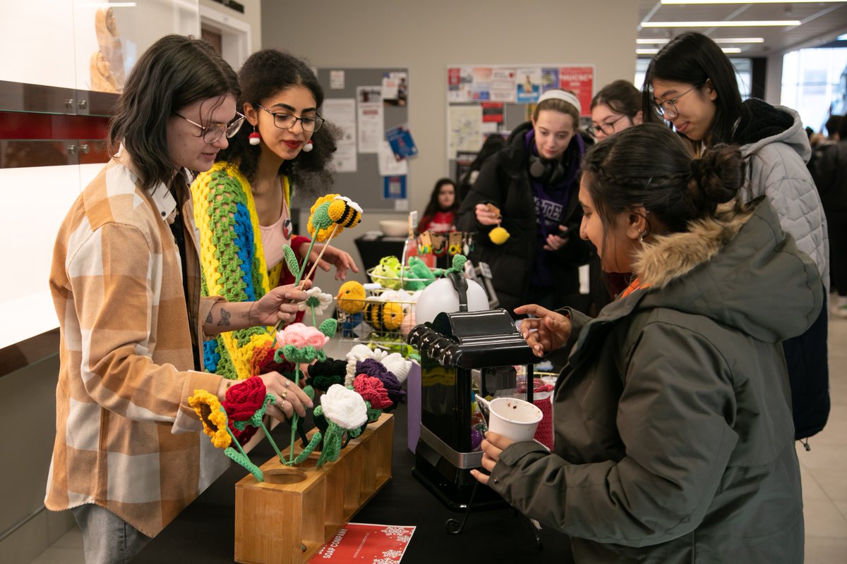 🔔 Call for Vendors! 🔔

Students, staff, faculty, &amp; community businesses are invited to submit their business details and apply for Huron's Holiday Marketplace happening on November 21st❄️🎁

Apply now: bit.ly/3AxUJep
Marketplace Policies:  bit.ly/3YNBLZw