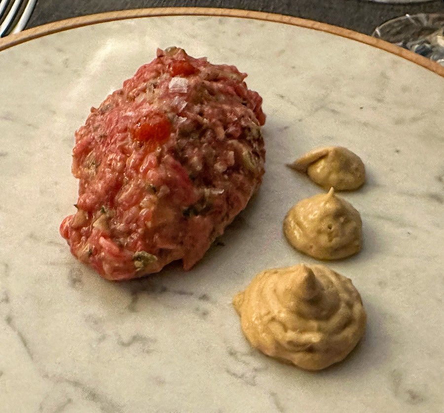 Llegamos a #CangasdelNarcea buscando el <a href="/BarBlancoRest/">BarBlancoRestaurante</a> Tras un pequeño paseo por la calle Mayor descubrimos esta «taberna ilustrada». Al frente dos hermanos #peperon y enriqueron La crónica completa de la visita al restaurante en nuestra web
gastroplanet.es/portada-princi…