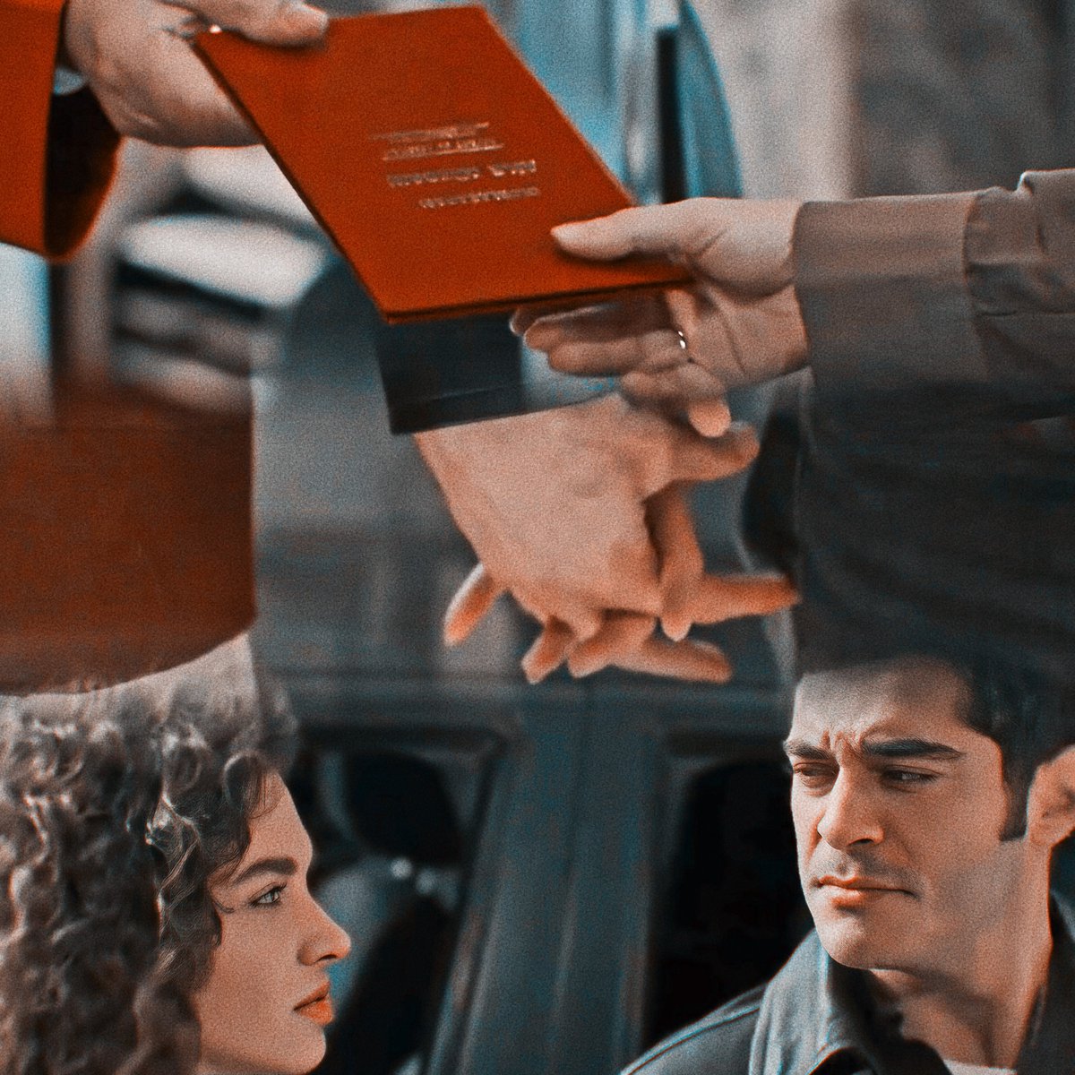 CriswyRC's tweet image. Não me ame, nunca se engane
Com esse amor tão grande
E tão dividido
Não me ame
Ficaremos juntos
Um dentro do outro
Cada vez mais juntos
Esse amor é como um sol que abre
Em plena tempestade
Como dois cometas
Em uma mesma estrela 🎵
#BirGeceMasalı #MahCan