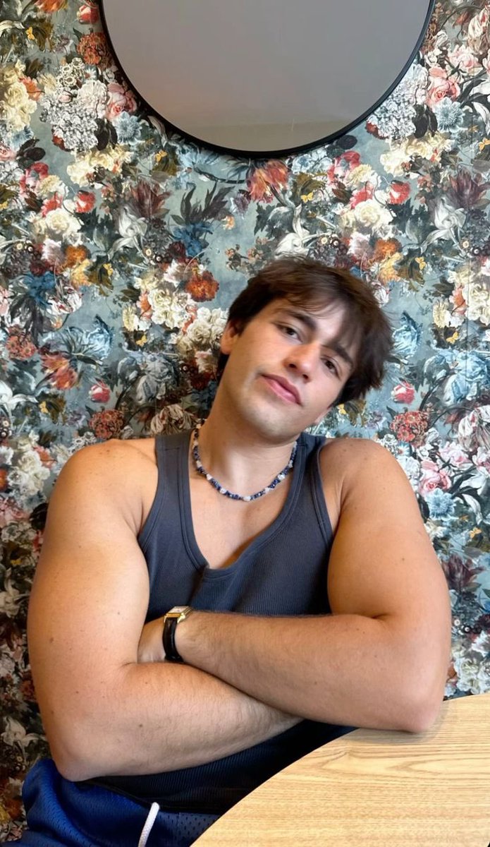 odeio essa criança birrenta chata insuportável 🙄