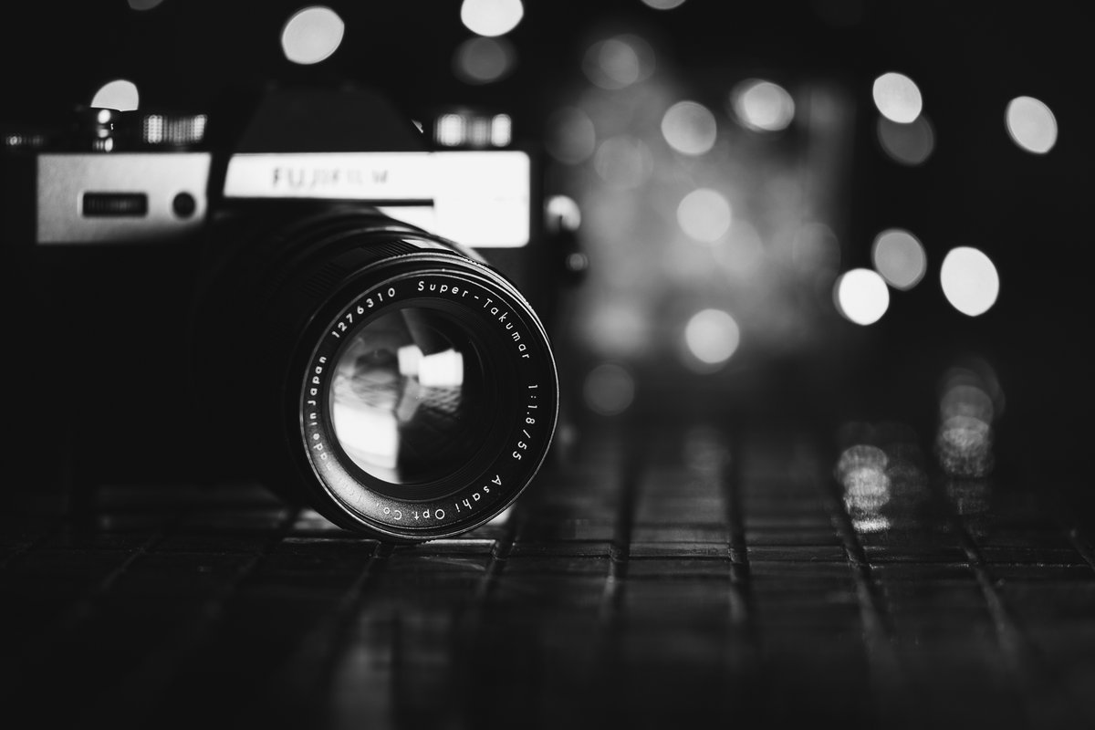 kevinosx's tweet image. Last fall I got this manual focus, Pentax Super Takumar lens for my Fuji camera.

Some versions of this lens are actually radioactive due to the use of thorium glass!

Sadly I haven&apos;t made much use of it because I struggle with the manual focusing aspect.