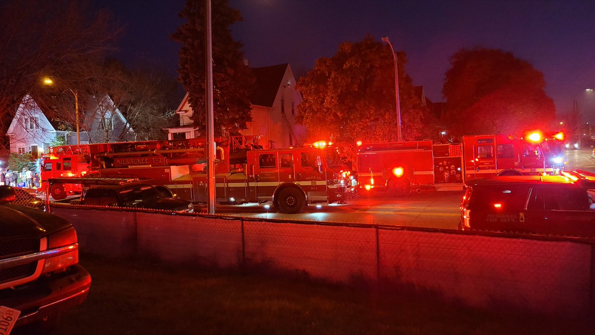 VizzyLoc's tweet image. Corner of 7th and Burleigh house fire