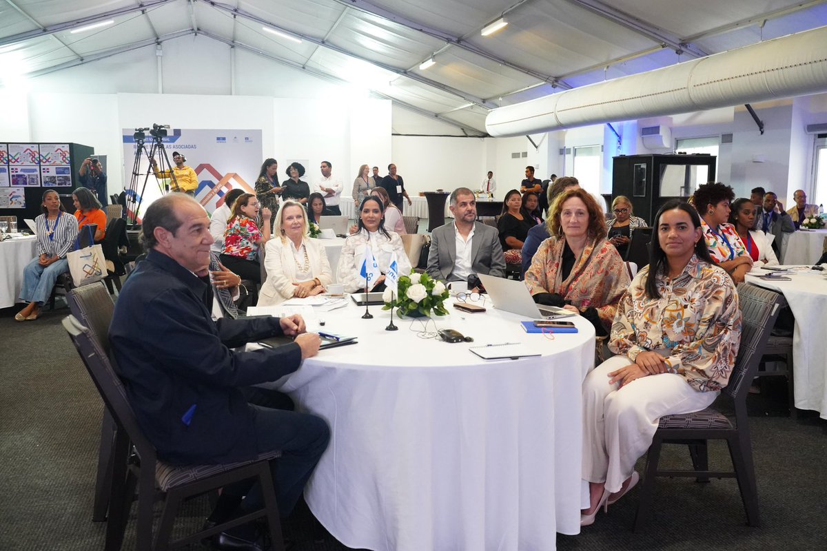 EducacionRDo's tweet photo. Anne Lemaistre, directora de la Oficina Regional de el Caribe  (UNESCO #Habana), precisó que se debe continuar realizando estos encuentros de la #RedPEA para compartir sus experiencias y logros en los proyectos que acuerde ejecutar la @UNESCO en la educación. https://t.co/YGPNG2DYUu