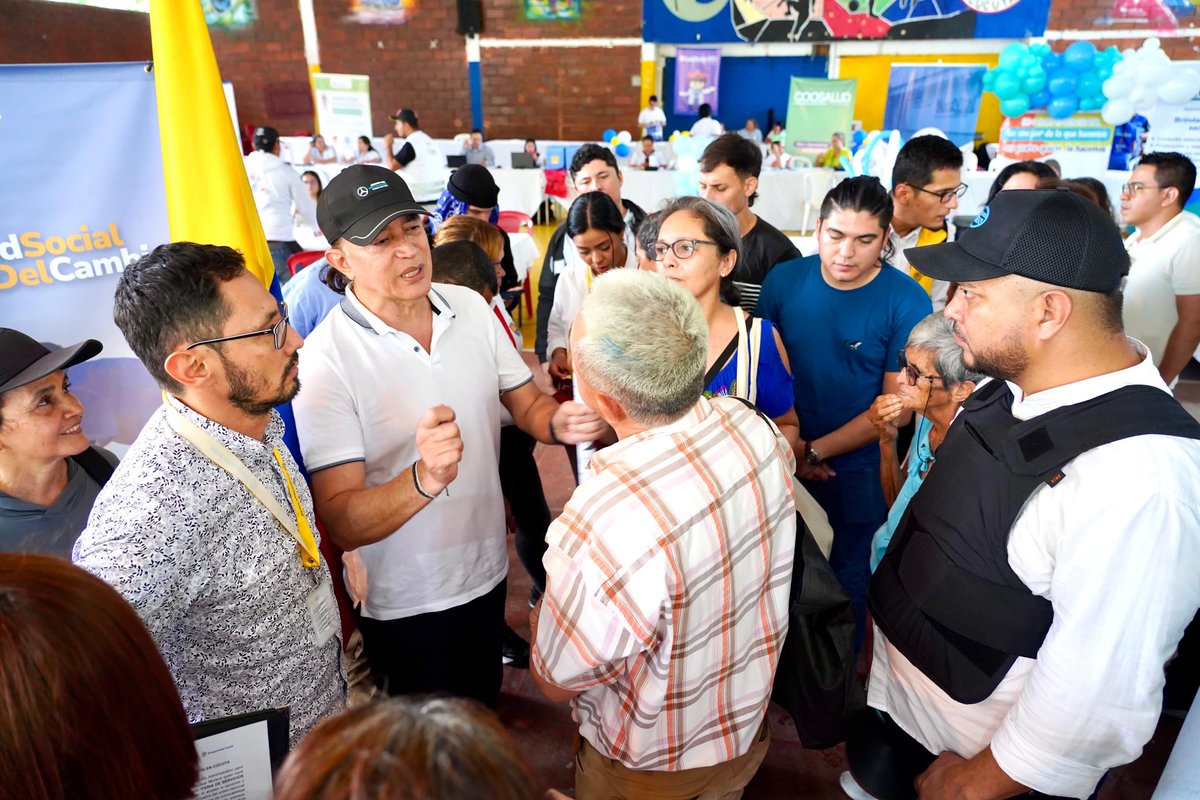 GustavoBolivar's tweet photo. Hoy en Cúcuta, Simón Bolívar, empresarios, comerciantes y ciudadanos en general agradecieron la apertura de la Frontera por parte del Gobierno Petro y manifestaron un temor muy válido: si vuelve la derecha cierran la frontera como hizo Duque y Cúcuta vuelve a morir.
¡Cúcuta vive! https://t.co/tiMAuo6z7n