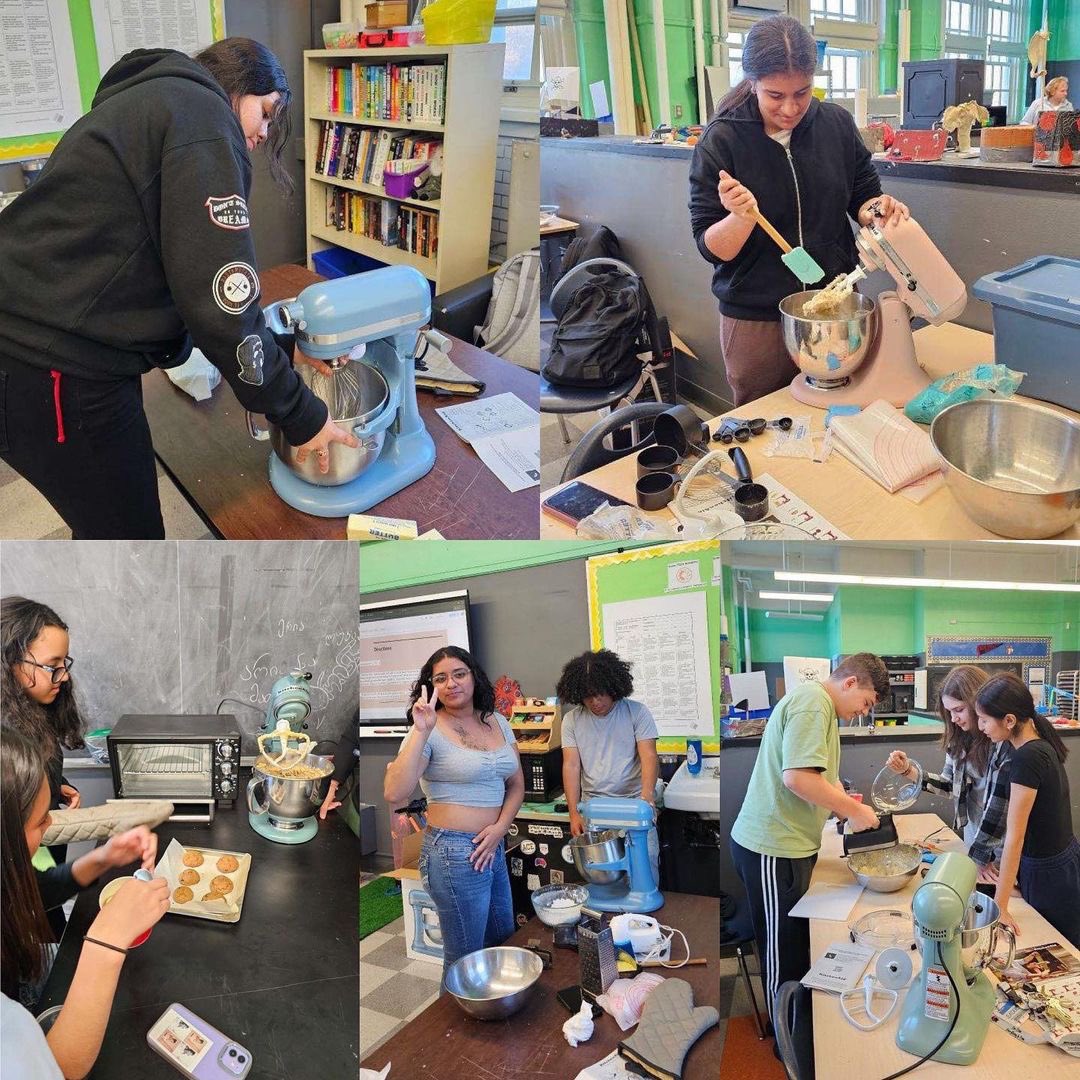 CIOBCitywide's tweet image. Sweet start for the Baking Club at Leaders High School! Ms. Mildred and the club kicked things off with delicious chocolate chip cookies 🍪 #LeadersHighSchool #BakingClub #SweetStart @leaders_hs @NYCSchools @DOEChancellor @ruxdanika @ElaineLindsey20 @NYCOutwardBound