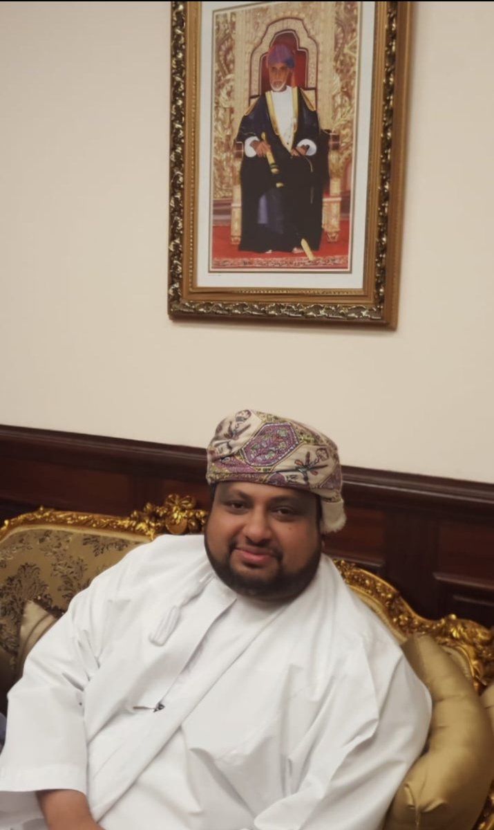 AlmashoorSs's tweet photo. الشيخ ممدوح المرهون اسم كان يتردد على لسان كل عماني نزل مصر أو فكّر في نزولها، كانت تصلنا باستمرار أخباره ومواقفه التي تعكس أصالة العماني وشهامته، لم تكن الوظيفة بالنسبة له تنتهي بانتهاء وقت الدوام الرسمي، كان يعطي كل وجوده في مصر لكل عماني هناك، يُنفق بسخاء يُذكرنا بما كنا نسمعه من سير أجواد العرب في تاريخهم التليد.

ممدوح شخص لا تستطيع إلا أن تحبه، وما أكثر المواقف التي وقفها مع كثير من أبناء وطنه، كان حاتميّ المذهب في الكرم، ينفق ولا يرد سائلا، يُبادر في صنائع المعروف ويصل القريب والبعيد ثقة بما عند الله تعالى واستشعارا للواجب الاجتماعي والوطني.

في نزولي المتكرر إلى مصر كانت تصلني أخباره حتى من اخواننا المصريين الذين كانت لهم صلة أو عمل في السفارة العمانية، أخبروني بمواقفه النبيلة معهم، حدثوني عن إحساسه بمعاناتهم، كان يعطي عطاء من لا يخشى الفقر!

ممدوح ابن أسرة كريمة في عُمان عُرفت بالواجب الوطني والاجتماعي وأعطت الكثير وهذا يعلمه علم اليقين كل من عاصر والده الشيخ سالم بن سعيد (أبو شناجل) فهو أحد من عُرفوا بالكرم والجود وإغاثة اللهفان، وأنا على يقين أن مجتمعنا الصغير والوطن الكبير لن يخذل ممدوح في محنته.

أسأل الله تعالى أن يُسهل قضاء مديونية هذا الشيخ النبيل ممدوح الصفات وأن نقف جميعا معه، واللهُ في عون العبد ما كان العبد في عون أخيه.