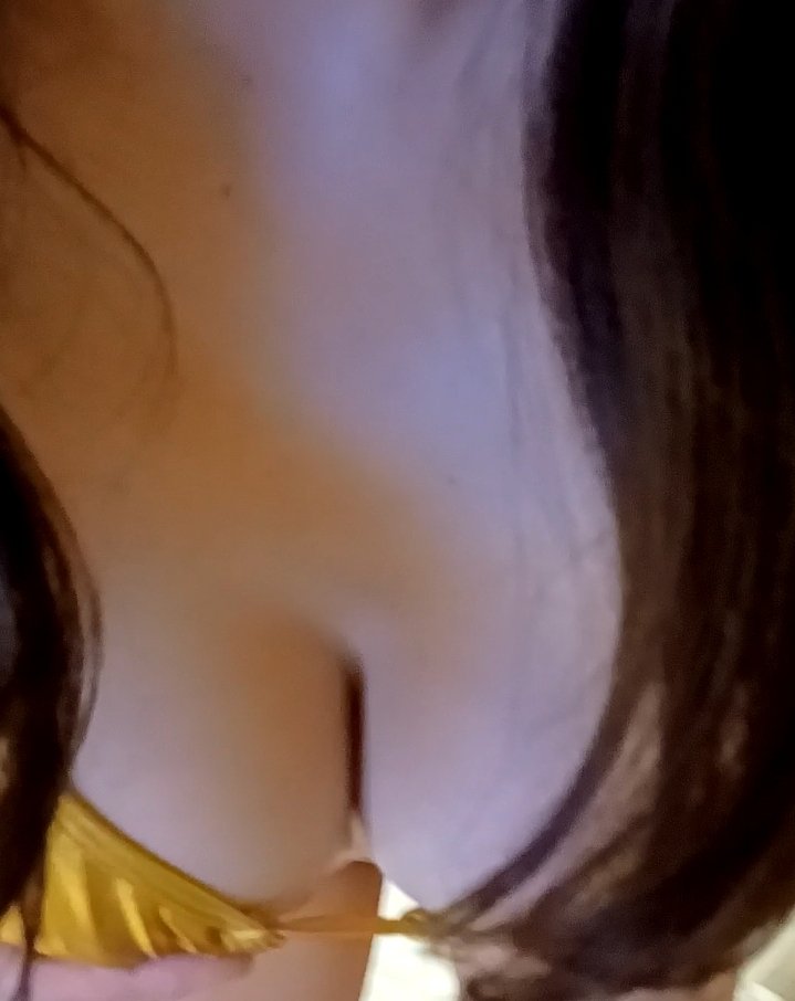 先日、胸をやらしく揉む動画に挑戦してみたのですが、照れもありただただ胸をムニムニする動画に(笑)
さすがにこれを全世界に発信するのは如何なものか🤔、と思い日記に上げようと思います( *´艸｀)
 #撮影してくれたみうちゃんは笑いを堪えてました