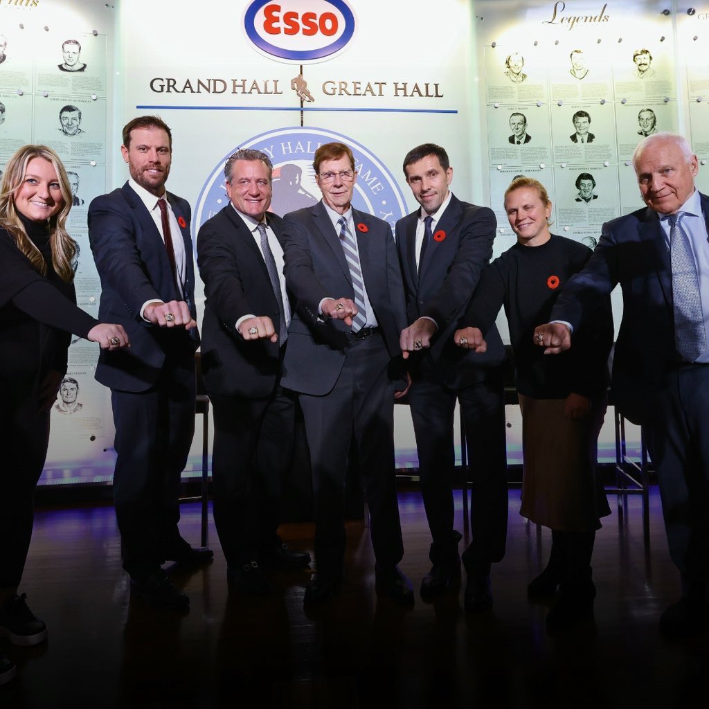 HockeyHallFame's tweet photo. The Class of 2024 showing off their #HHOF Honoured Member @BaronRings ✨

#HHOF2024 | #BaronChampionshipRings | #YourLegacy

📸 Dave Sanford /HHOF https://t.co/0xZZQCcqly