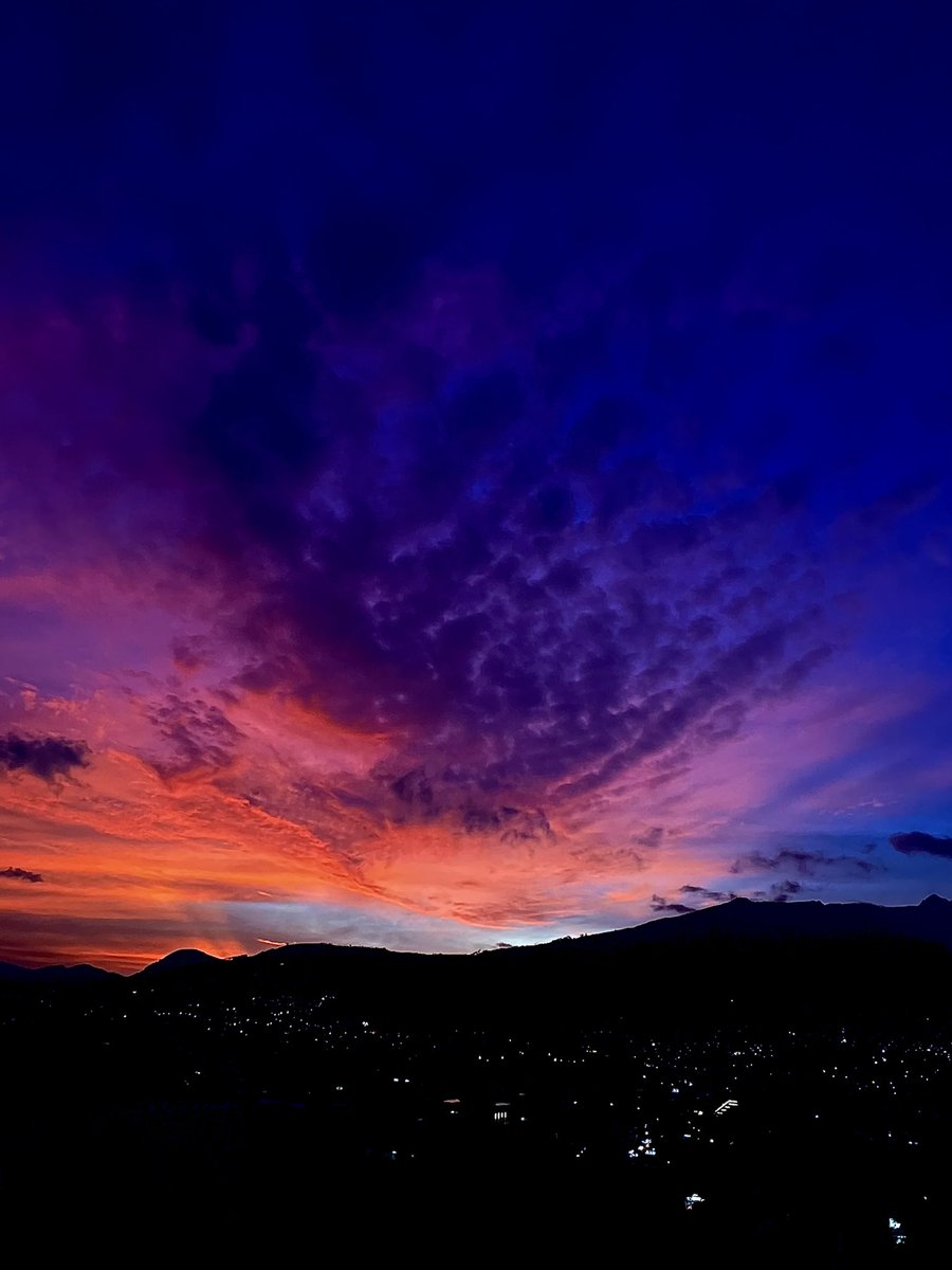 jpmoralesviteri's tweet photo. Cielo de #Quito de las 18:12.

Atardecer en tonos azul, violeta y naranja.

#nohaycielocomoeldeQuito https://t.co/sNtizfToXm