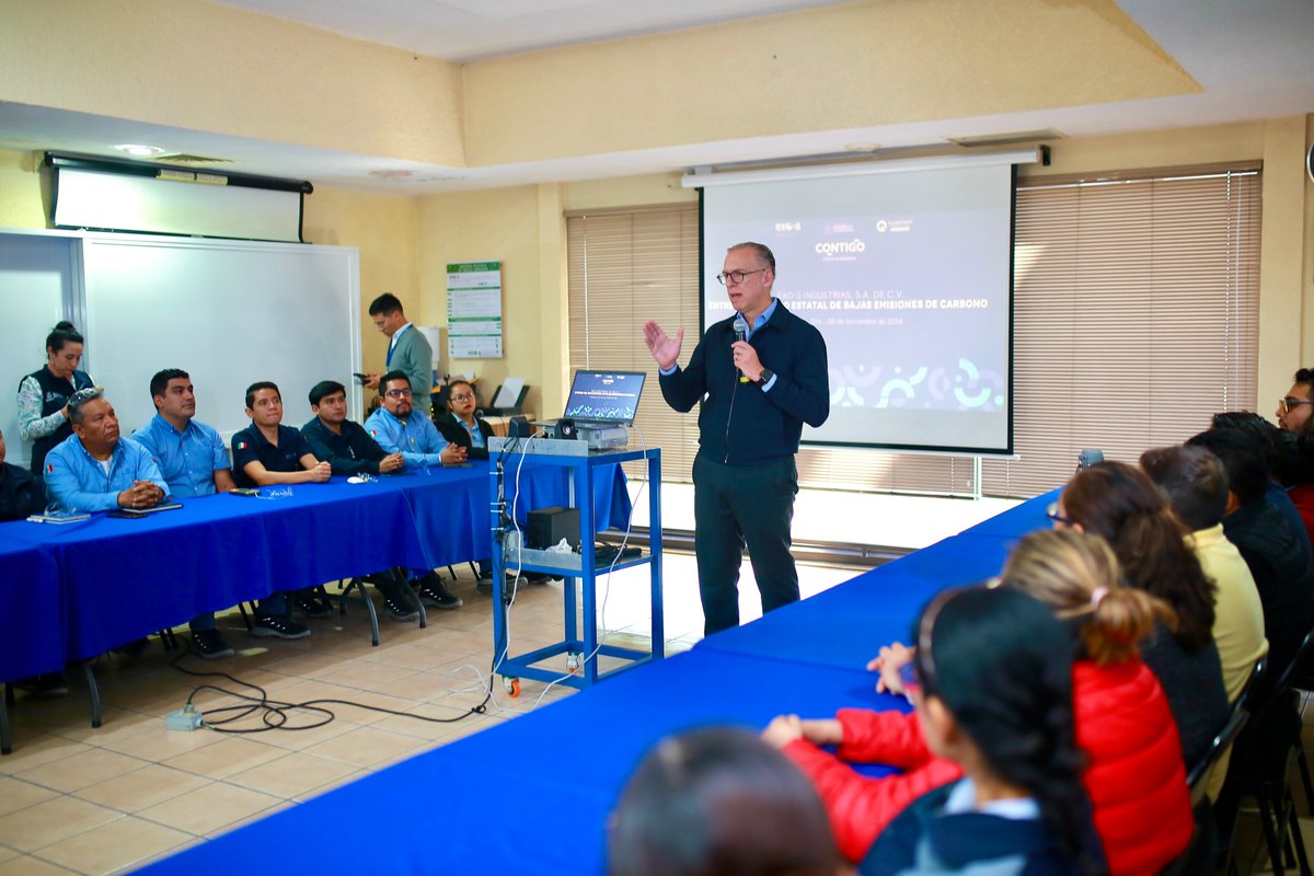 CodigoQro's tweet photo. #QueNoSeTePase 🔎 | El titular de la #Sedesu, @mdelprete, realizó una gira de actividades en #SanJuanDelRío, en donde se reunió con estudiantes de la #UTSJR, integrantes de la #FECAP y trabajadores de una empresa canadiense. Aquí los detalles👇
https://t.co/JmWH3NNZ6H https://t.co/U8DfN9F3sL