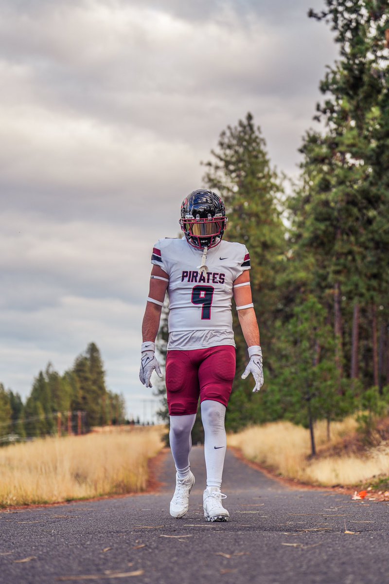 WhitworthFB's tweet photo. ⚫️⚪️🔴 for our last away regular season game of the year🏴‍☠️ https://t.co/Ax14scP1jC
