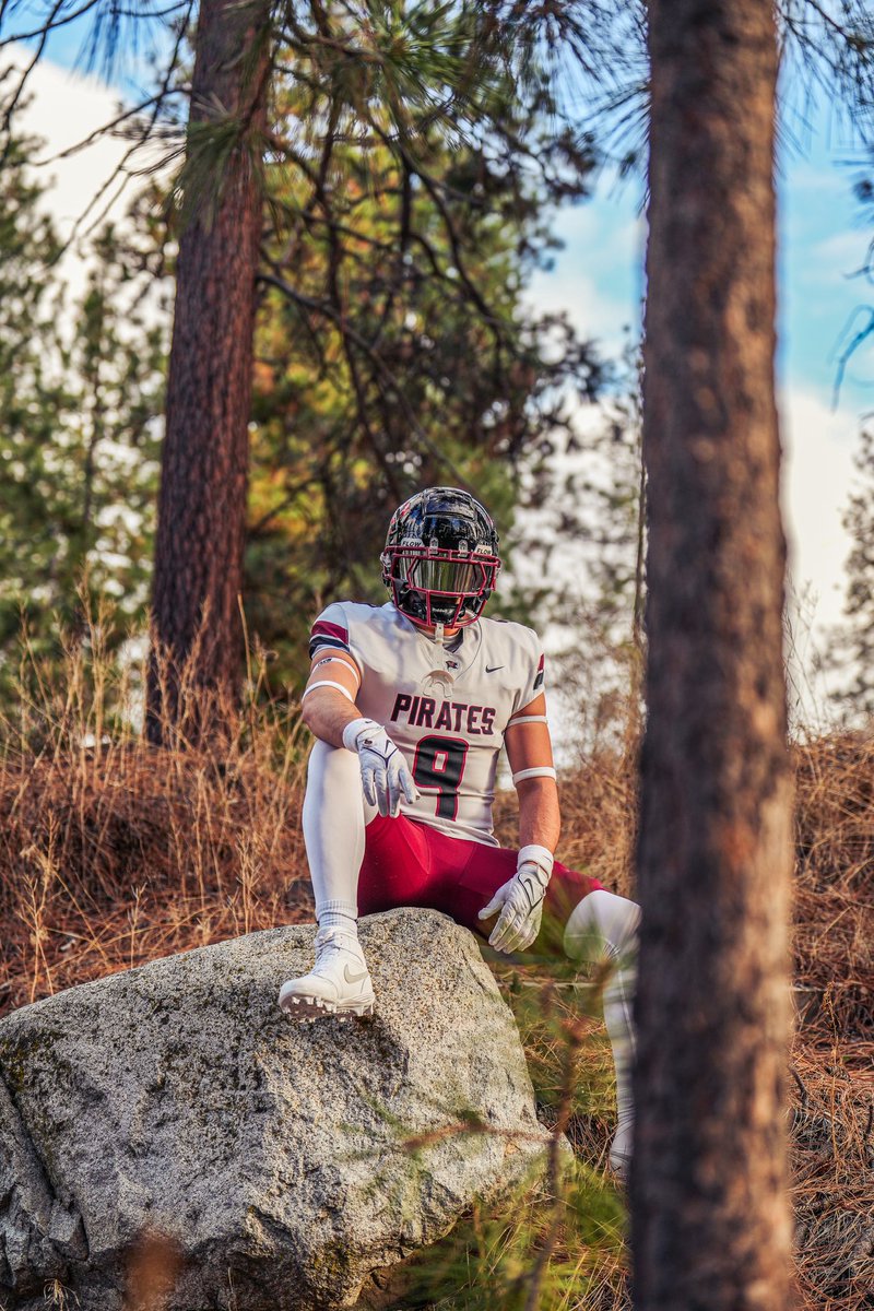 WhitworthFB's tweet photo. ⚫️⚪️🔴 for our last away regular season game of the year🏴‍☠️ https://t.co/Ax14scP1jC