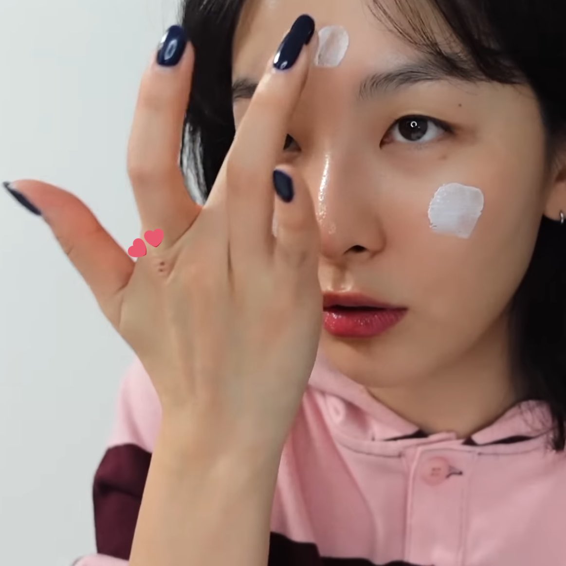 velvtseul's tweet photo. seulgi i’m getting insurance for your hands i’m so serious 😭 https://t.co/o1cjJmenUl