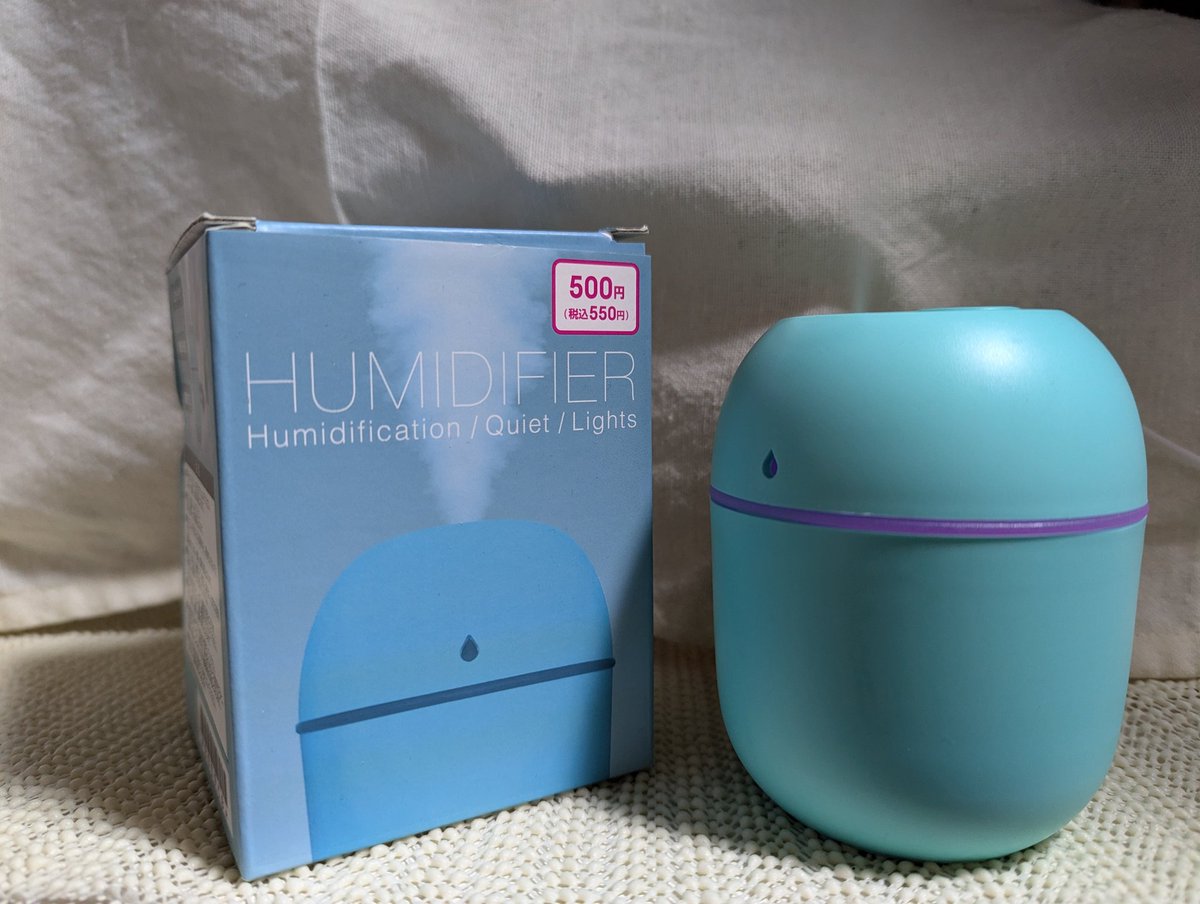 webcreate_akita's tweet photo. DAISOさんでミニ加湿器を買ってみたけど、なかなかしっかりとした霧が出てくる。
暖房をバリバリ使うわけじゃないシーズンには良さそう。

最初、取説通りに使ったつもりなのに霧が出てこなくてハテナだったけど、軽く振ったらしゅーしゅー言い出したのでそういう仕様なのかなと首傾げな部分もある。 https://t.co/VnbSX58bD7