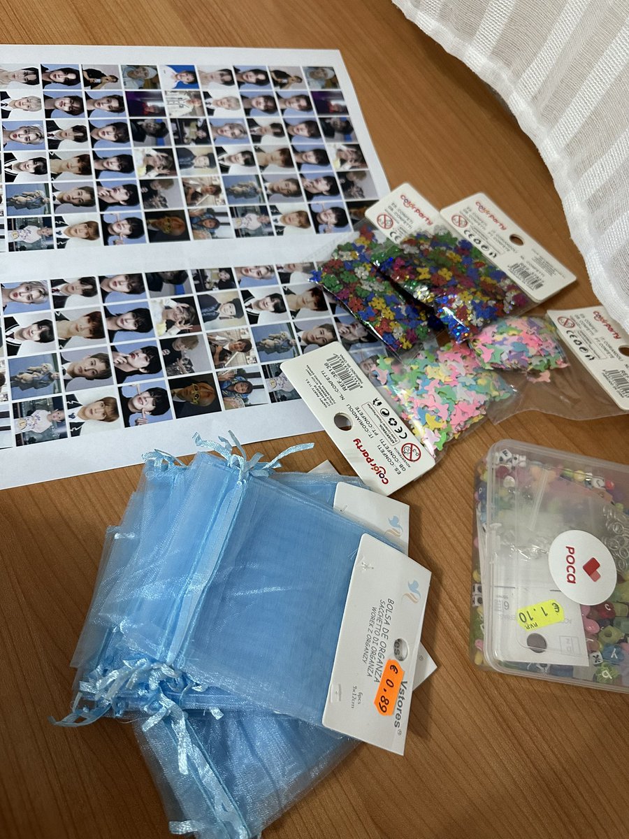 whosgaraa's tweet photo. me and my bestfriend are making freebies for the TDS3 in london!! we will update about our location. come and get your freebie!! let's have fun czennie💚💚💚 
#TDS3inLONDON #nctdream_thedreamshow3inlondon https://t.co/8ZVQoehtp2