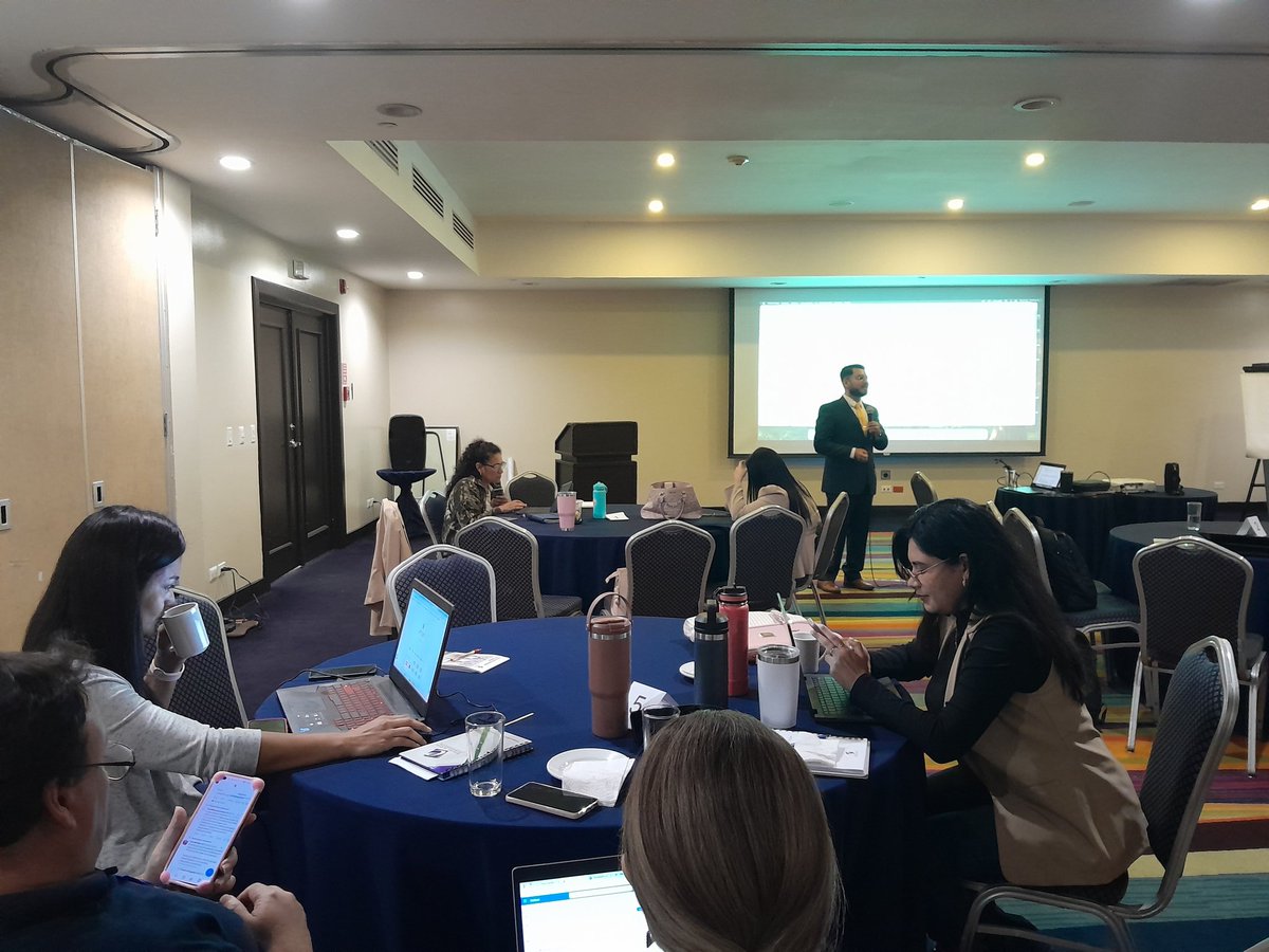 TEG_ElSalvador's tweet photo. El módulo fue impartido por la Unidad de Comunicaciones del TEG, abordó temas novedosos sobre inteligencia artificial,  herramientas de diseño y elaboración de una estrategia de comunicación. https://t.co/GWhI8BRRbO