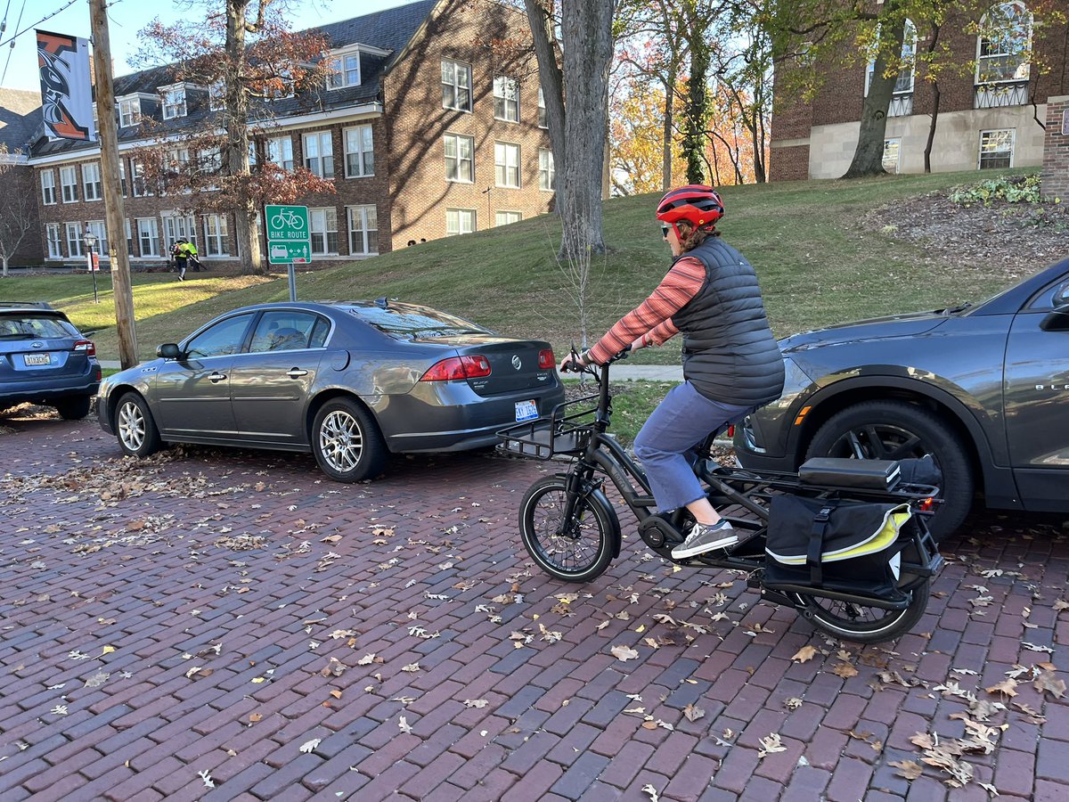 EngineerDustin's tweet image. I get weirdly excited when my friends get cargo bikes. Happy #NewBikeDay Amelia!