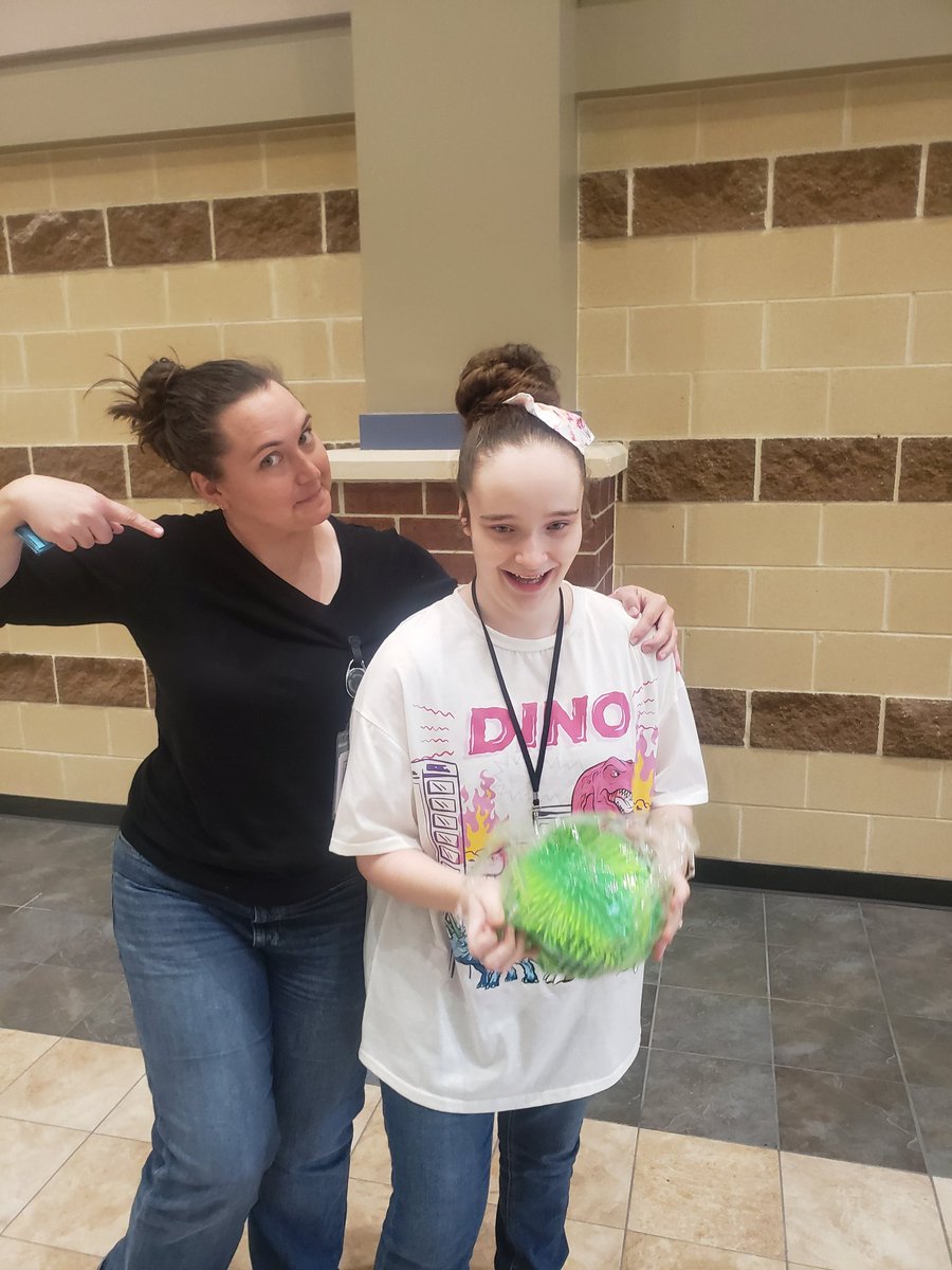 RANESIAEDWARDS's tweet photo. Sight WORDS RELAY in 1900 Suite @Fulshear_HS ! Paraeducator, Mrs. Green,led an excellent lesson and gave away cool 😎 prizes!
#weareFu1shear 
#NoObstaclesWhatsoever 
#kidsdeserveit 
#everychildeveryday https://t.co/cMV7RQLawn