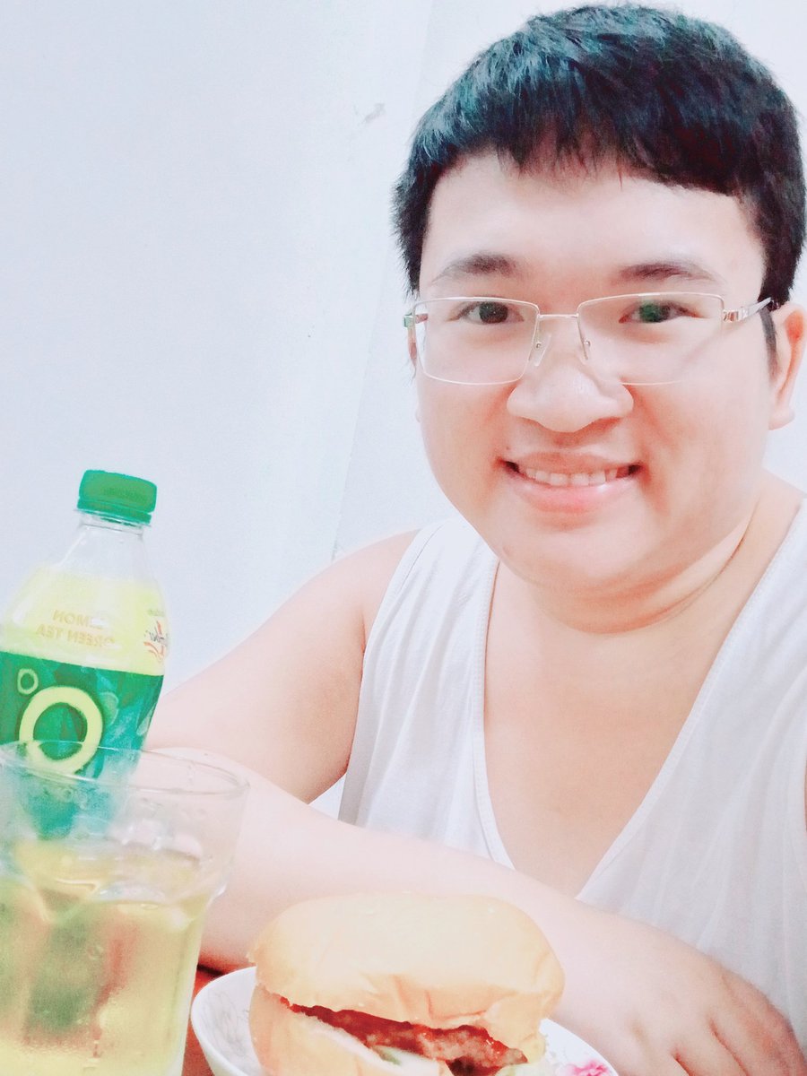 cryfromsky's tweet photo. Mời cả nhà cùng múc, ủa lộn ăn sáng Hamburger bò trứng phô mai với Hoàng nha 🥰😆🍀 https://t.co/KugrkN3uOO