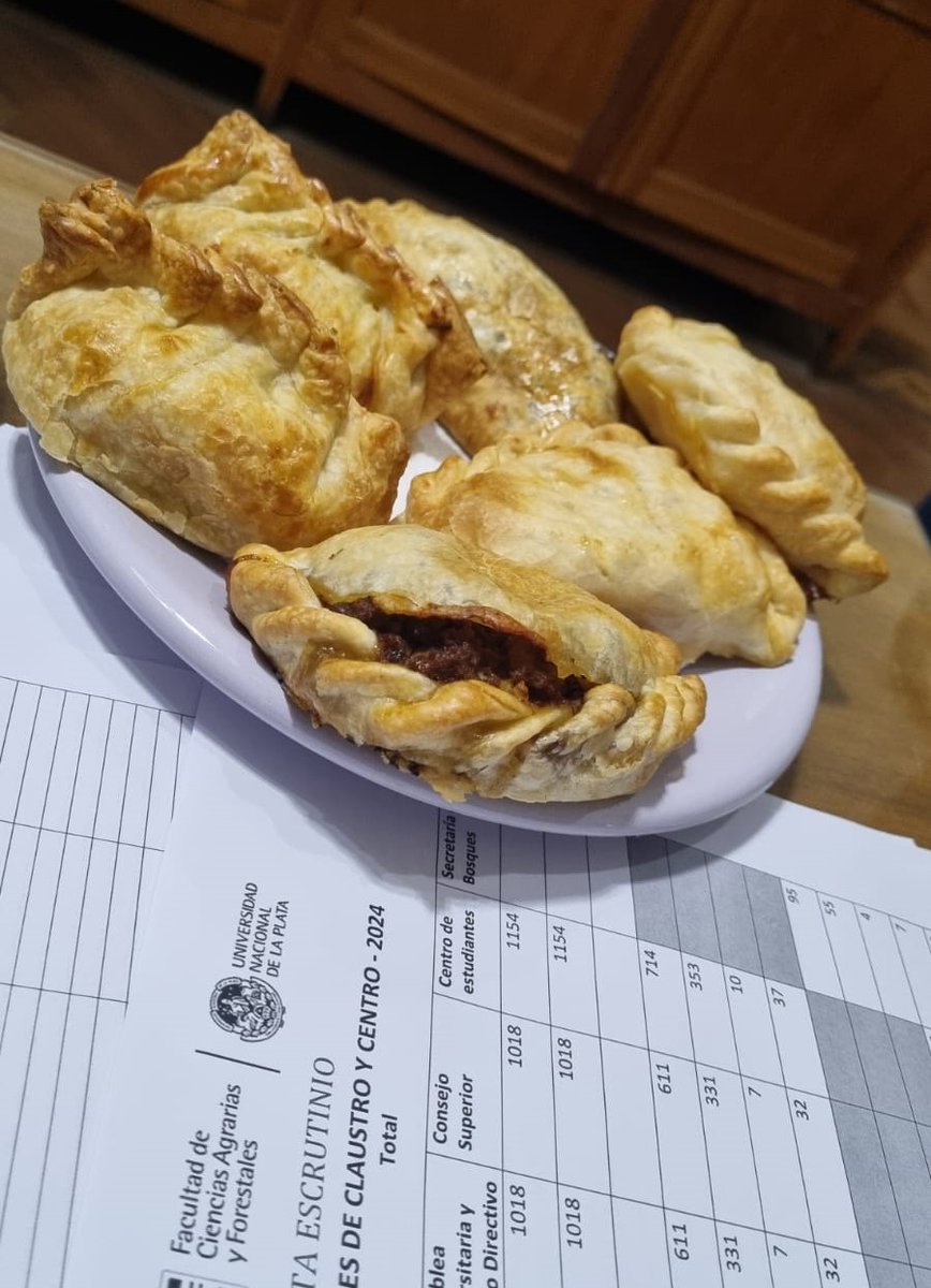 unlp's tweet photo. #EleccionesUNLP El centro de cómputos #UNLP está felí 😀Llegaron las empanadas!!! Ojo que una vino abierta...se impugna? 🤔 https://t.co/hhtUntcF7K