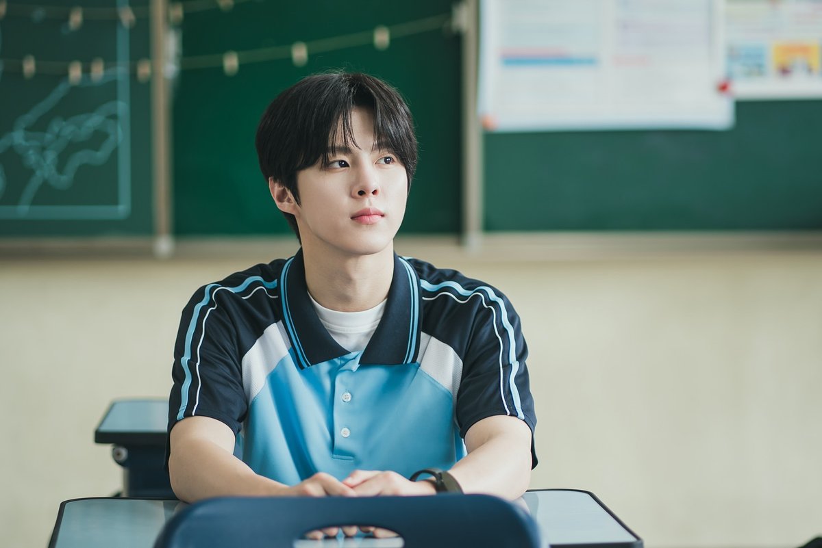 tododok_'s tweet photo. #0교시는_인싸타임 미공개 photo📸
 
”인타로 말하고 인타로 답한다.
하지만 나만 빼고...“
 
5인방의 풋풋한 학교생활의 스토리가 궁금하다면?
내일 첫 방송에서 만나요👋
 
✨K-하이틴 시크릿 로맨스💞
✏0교시는 인싸타임🏫 11월 10일 첫 방송! 11월 11일 OTT 공개!
 
#김우석 #KIMWOOSEOK https://t.co/O7VHQ1qv8Z