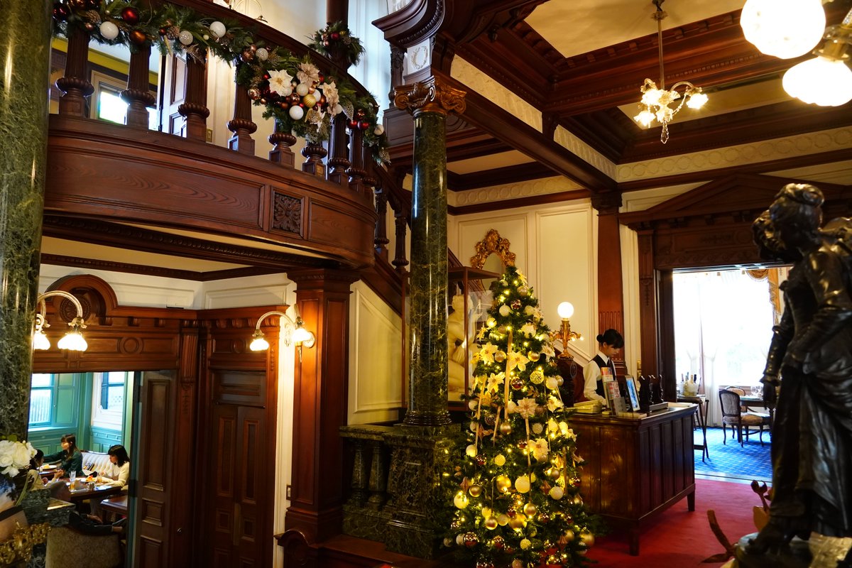 chourakukan's tweet photo. 【11/23～12/25】クリスマススイーツ『ナポレオンパイ』【デザートカフェ長楽館】

いちごと濃厚なカスタードクリーム、軽い食感の自家製パイ生地が調和したナポレオンパイが11月23日(土)よりご提供開始です🍓
真っ赤なベリーソースの上に粉糖を雪化粧のように降りかけた、冬らしい上品な一品。
この時期は館内もクリスマスな装いに。ツリーやガーランドに彩られた華やかな雰囲気の中で、ぜひお楽しみくださいませ🎄