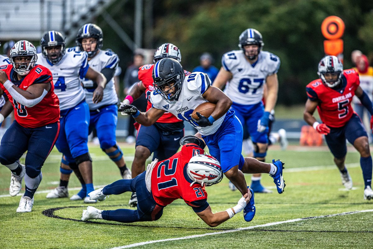 UCPatriotFball's tweet photo. 𝙎𝙚𝙣𝙞𝙤𝙧 𝙎𝙥𝙤𝙩𝙡𝙞𝙜𝙝𝙩: Walker Dunn is a linebacker for UC who has over 215 tackles in his career along with 6 interceptions, 2 forced fumbles and a fumble recovery. Dunn is a 2x MSC All-Conference honoree as well! #ALLIN #OneBigTeam https://t.co/Ug4qkGRD0c