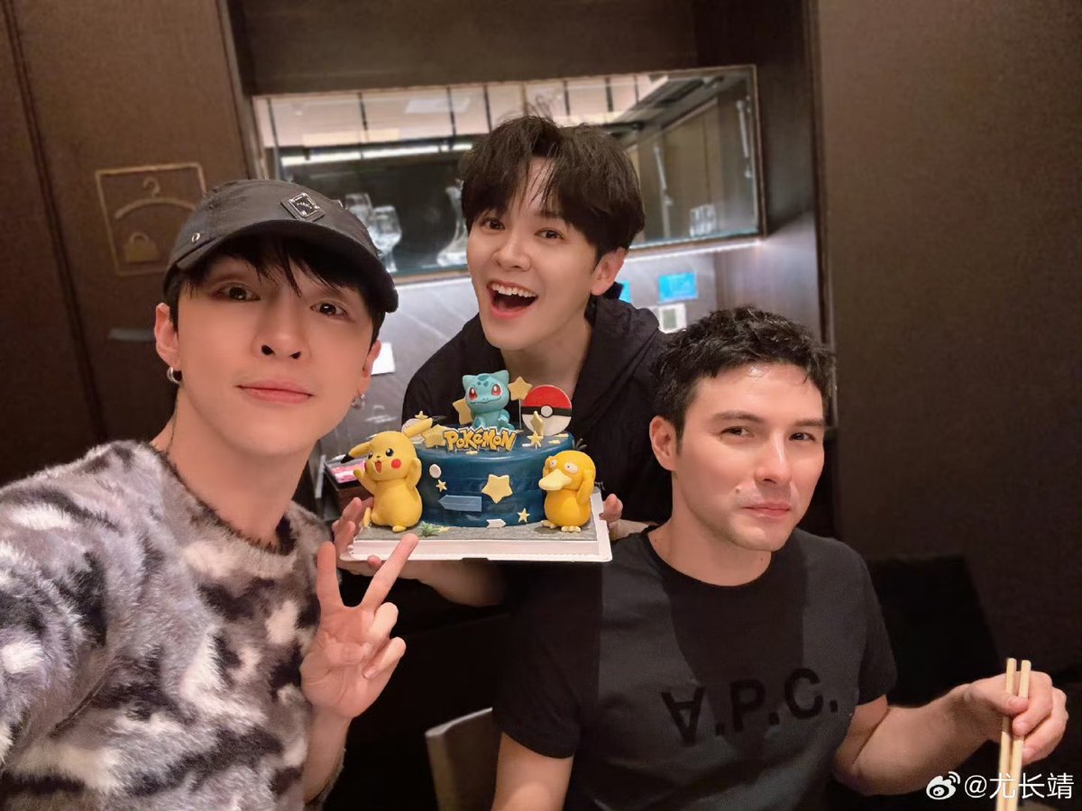 huangxiaodance's tweet photo. Been a year for not coming here &amp; keep updated to Huang Xiao's (even tho sometimes still scrolling his wb acc). And on the day of xiao xiao's birthday, wishing Huang Xiao only had great time, meet many nice persons and wish everyone will always be happy 💖

 #HuangXiao #黄潇 https://t.co/tdFDp3peTf