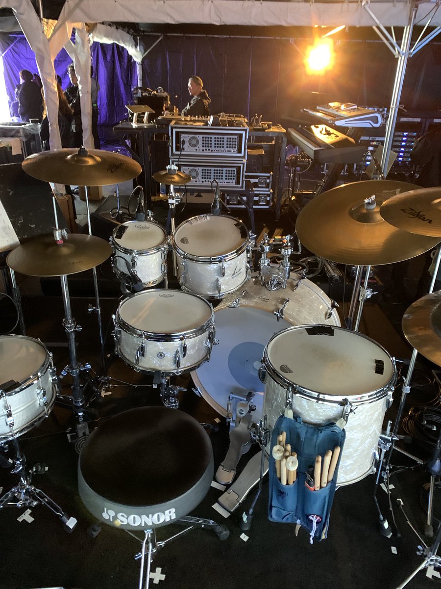 DrShirane's tweet photo. 早朝からセッティングありがとうございます🙏
今は寒いけど、日中は暑い……らしい🌞
#SONOR #SONORdrums #VintageSseries
#Roland #SPDsx
太陽の塔見に行きたいな〜
#パナソニックスタジアム吹田 https://t.co/wlGlzaBj5Q