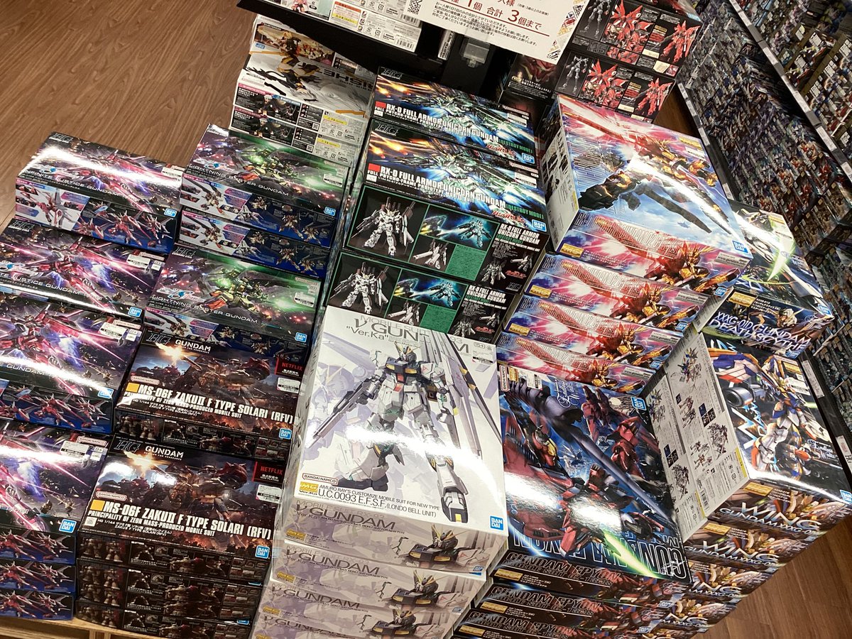 プラモLABO からのお知らせ 本日オープン時のガンプラ売場です