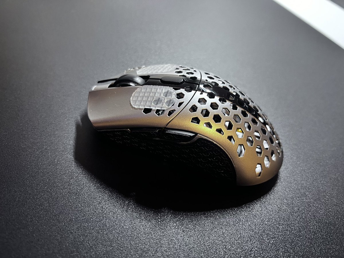 Testing <a href="/Dragnfly_/">Dragnfly</a> grips on my TenZ Finalmouse Med with <a href="/XraypadOfficial/">X-RaypadOfficial</a> jade airs dots. 

So far these are miles better than Obsidian feel wise. 

Will test the grips but they feel very unique compared to other grips!