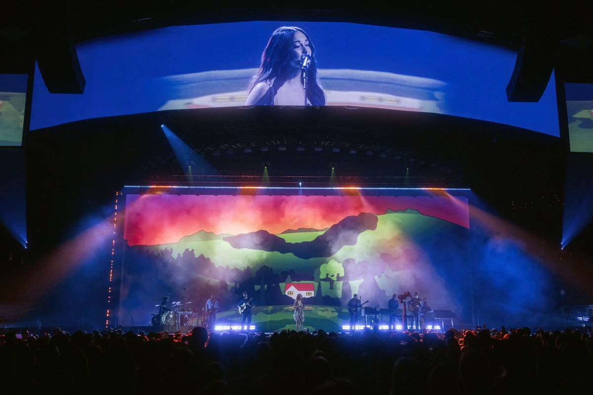 KaceyMusgraves's tweet photo. Deeper Well: Toronto 💜🏠 https://t.co/3JguKdskXr