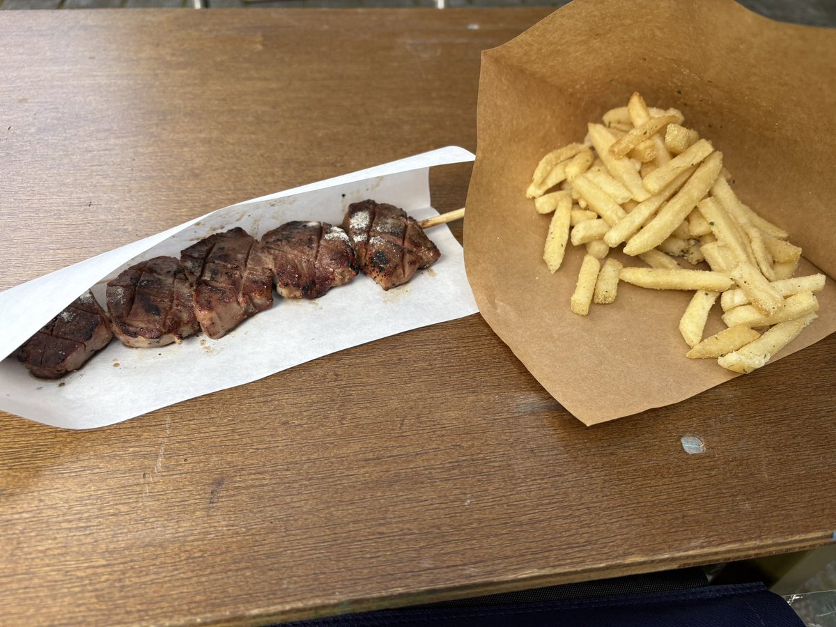 ENDerofyoung's tweet photo. 学園祭行った！
ポテトも串も美味しい(*^^*)
 #学園祭 https://t.co/ihQvGGEl4a