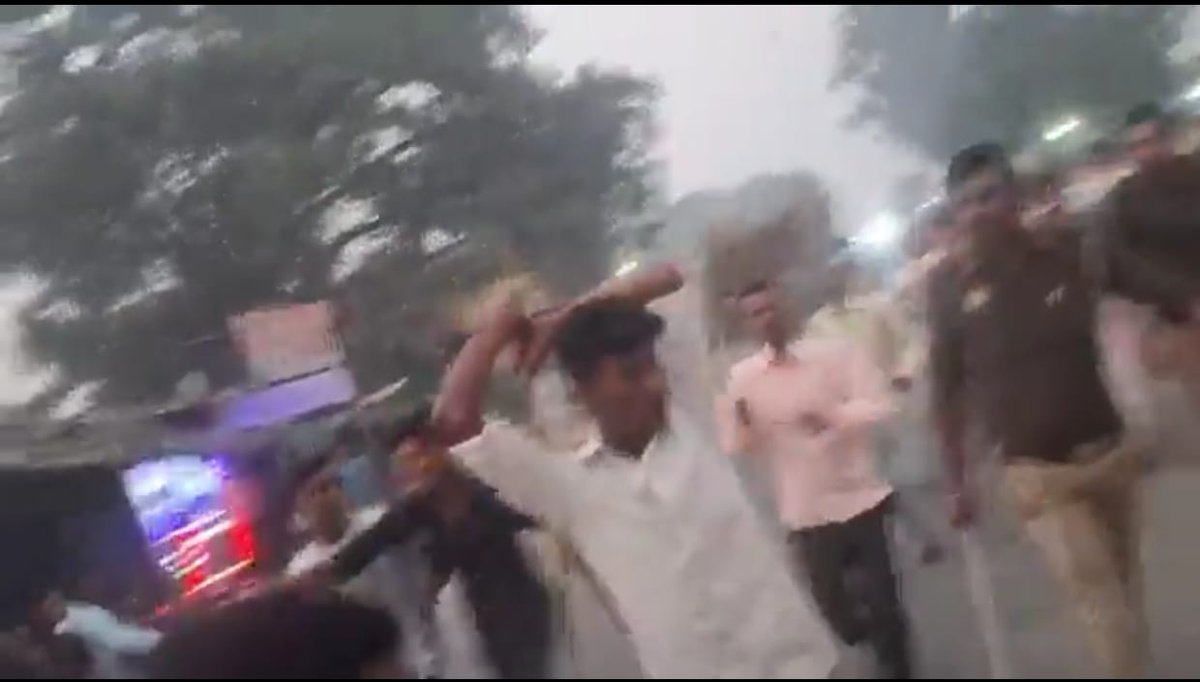 कस्टमर बिना खाता नंबर के किसी और के खाते में पैसे जमा करने आए थे और उस समय ब्रांच में कनेक्टिविटी नहीं आ रही थी तो सुमित जो की (सहायक प्रबंधक) ने उन्हें पासबुक लाने को कहा और इसी बात पर बहस हो गई।

<a href="/DmKheri/">DM LAKHIMPUR KHERI</a> <a href="/Uppolice/">UP POLICE</a> <a href="/kheripolice/">KHERI POLICE</a>
कृपया जानलेवा हमला करने वालों पर कार्यवाही करें।