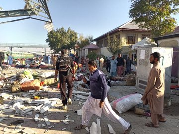 imayanktiwari's tweet photo. #QuettaFidayeen attack at Quetta railway station by Baloch liberation army(BLA) Atleast 22 people killed & 18+ injured as per Samaa news. BLA stated that they specifically attacked Pak army soldiers who were at the railway station.
#Pakistan #QuettaExplosion #PakistanBombBlast #RailwayStationBlast #SuicideAttack #Balochistan #Terrorism #EmergencyInHospitals #PeshawarTrain #ZeeshanRescue #DawnNews