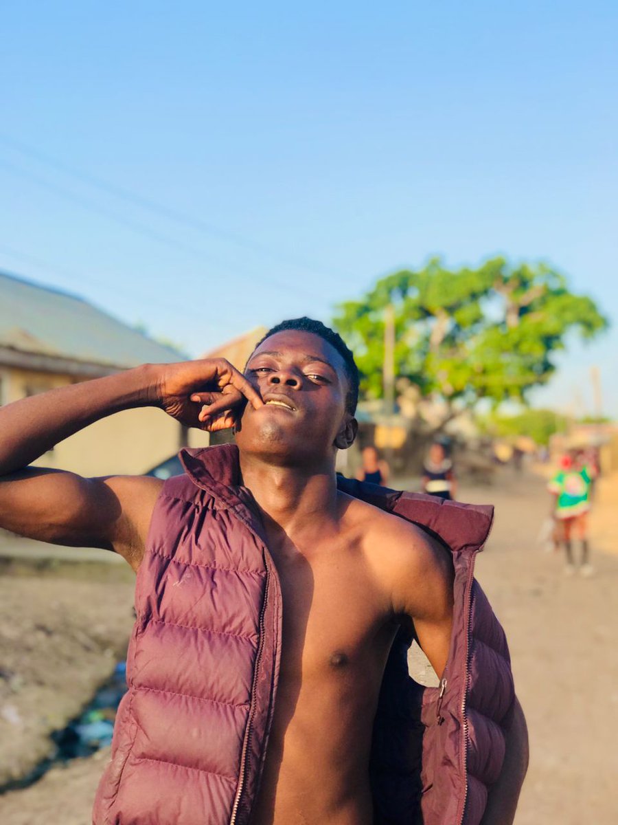 AkBoiRapper's tweet photo. Take a look at me, all those people that go aroundspreading feak lies 🤥 and discord in the community, do I look like a care?, na fresh a dey fresh ⛲ so continue ⏩... Nd pls don't forget to spread more about my incoming song #ForTheNorth and my incoming ep #DagaSamaru...💥💥✅ https://t.co/0jYpzFA3tq