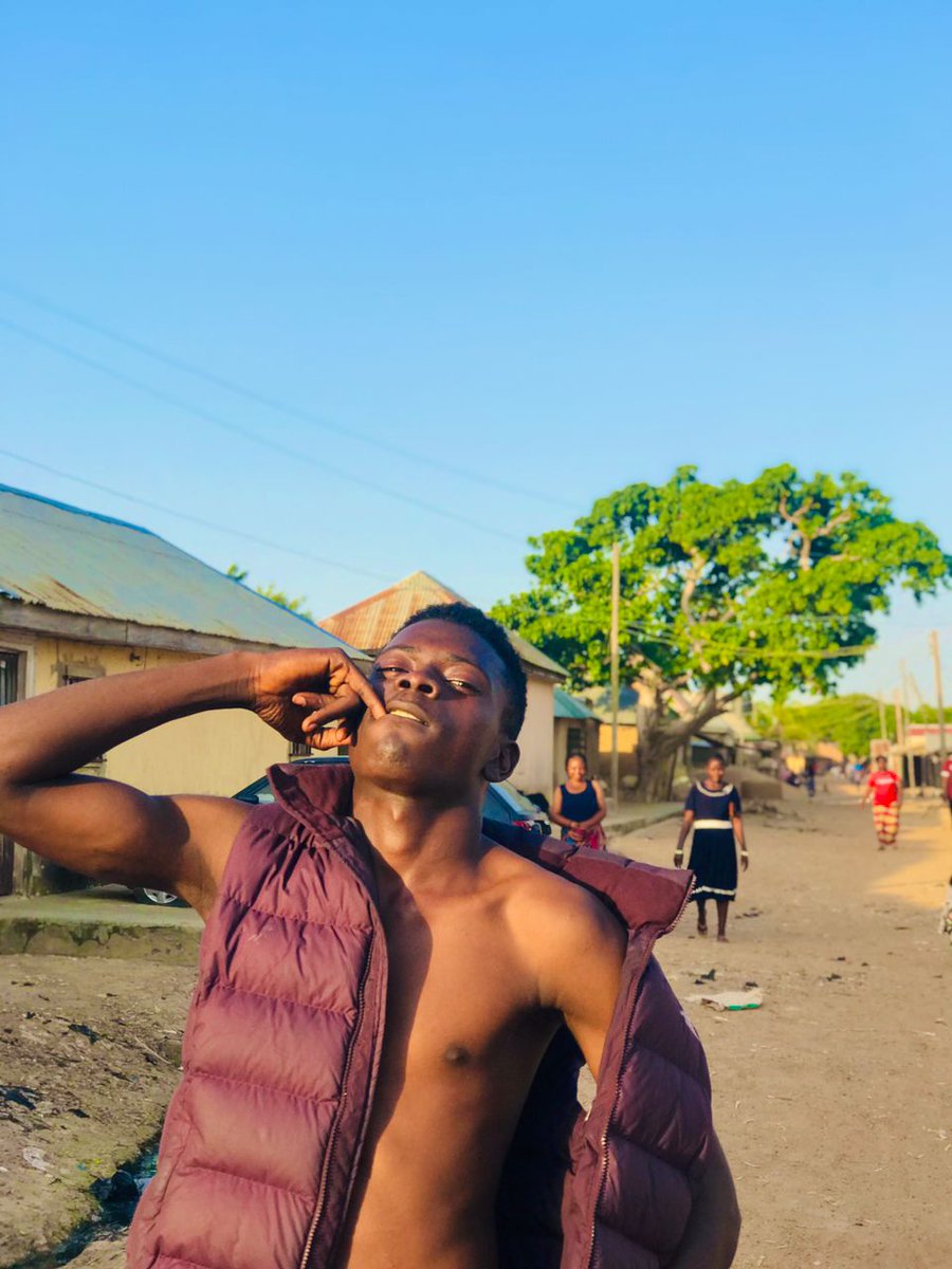 AkBoiRapper's tweet photo. Take a look at me, all those people that go aroundspreading feak lies 🤥 and discord in the community, do I look like a care?, na fresh a dey fresh ⛲ so continue ⏩... Nd pls don't forget to spread more about my incoming song #ForTheNorth and my incoming ep #DagaSamaru...💥💥✅ https://t.co/0jYpzFA3tq