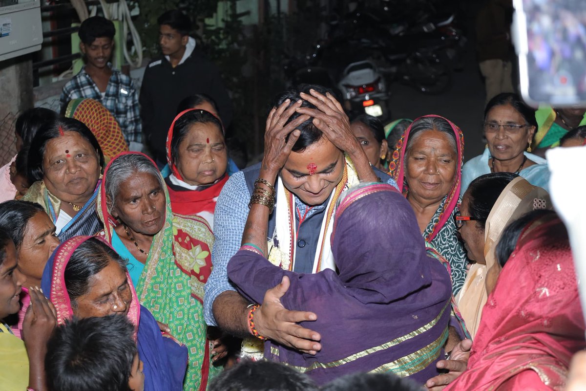 patil_ramdas's tweet image. #निर्धार विजयाचा💐💐उदंड प्रतिसाद 🙏🙏

#हिंगोली शहर #न.पं.कर्मचारी वसाहत येथे कॉर्नर सभा संपन्न झाली.
यावेळी सर्व माता भगिनी,नगरवासी एकमताने विक्रमी मतदान करण्याचे आश्वासन दिले व सर्व माय माउलींनी औक्षण केले आणि विजयाच्या शुभेच्छा दिल्या..🙏💐

-सुमठाणकर रामदास पाटील 
९४-हिंगोली