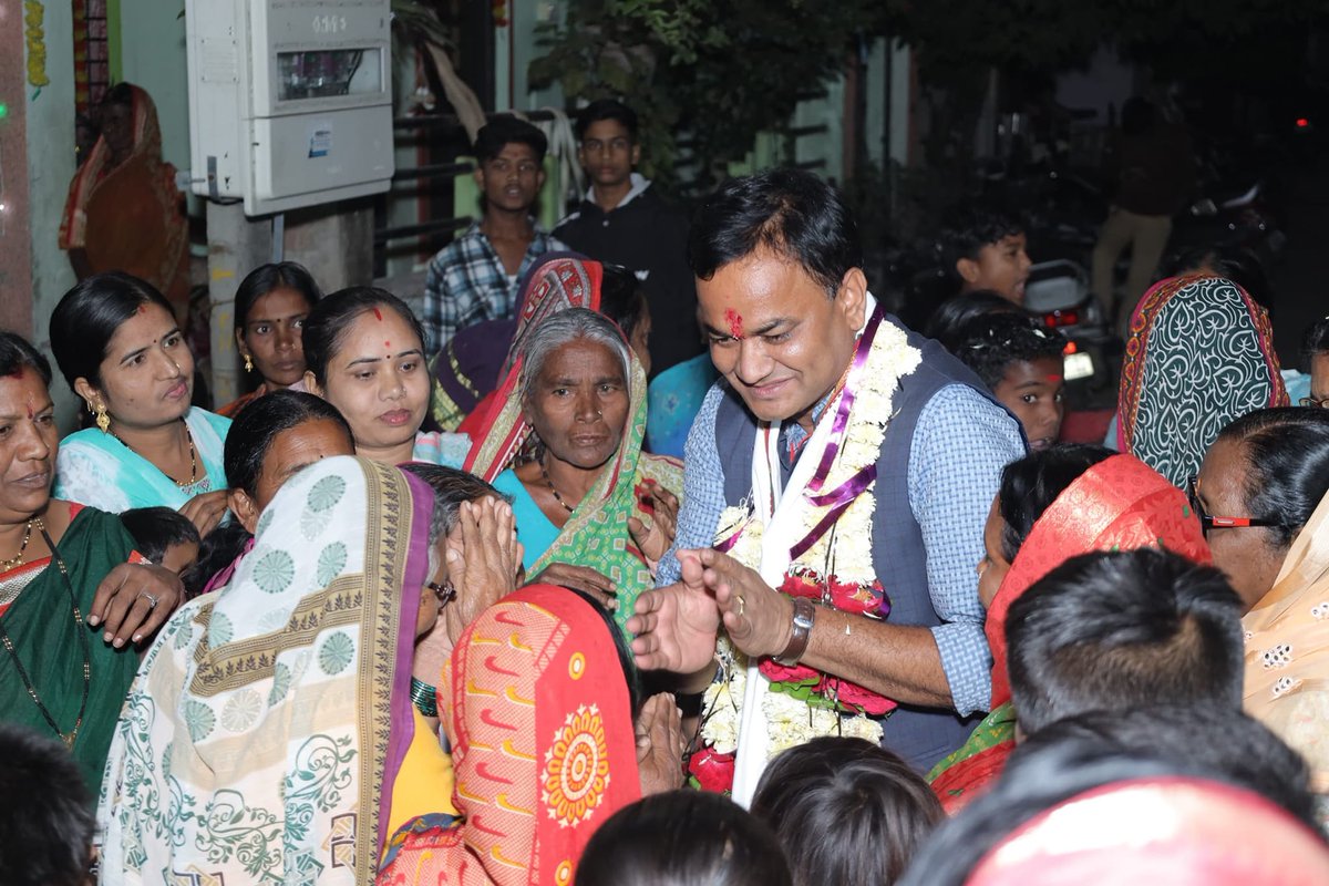 patil_ramdas's tweet image. #निर्धार विजयाचा💐💐उदंड प्रतिसाद 🙏🙏

#हिंगोली शहर #न.पं.कर्मचारी वसाहत येथे कॉर्नर सभा संपन्न झाली.
यावेळी सर्व माता भगिनी,नगरवासी एकमताने विक्रमी मतदान करण्याचे आश्वासन दिले व सर्व माय माउलींनी औक्षण केले आणि विजयाच्या शुभेच्छा दिल्या..🙏💐

-सुमठाणकर रामदास पाटील 
९४-हिंगोली