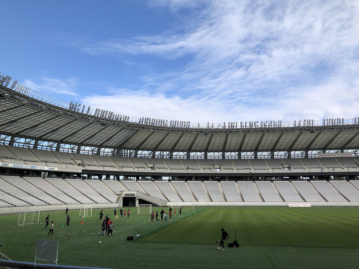 kimuneill's tweet photo. 金井真紀さんと熊崎敬さん率いる難民移民チームで参加したチャリティーフットサル。味の素スタジアム。もうすぐ闘いの始まり！ https://t.co/roxkk7pEas