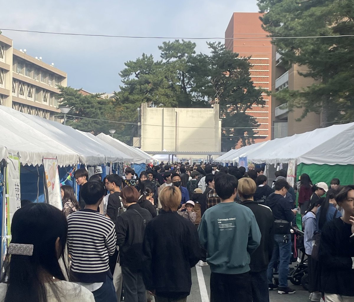 seinanfes_77th's tweet photo. 大学祭3日目です🌈
本日も沢山の方々が来場され、とても賑わっています！！
明日まで開催されますので、皆さま是非お越しください💐

#西南学院大学 #西南 #大学祭 #福岡 https://t.co/fayR1qRiFR