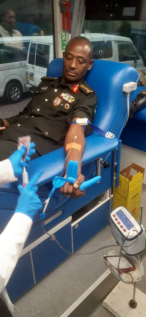 placide_art's tweet photo. Baduha Umutekano bakongeraho n'ubuzima tukabaho mu #Mahoro Asagambye 
bagatanga amaraso atangwa kwa muganga. Afande CDS wa #RDF @RwandaMoD hamwe n'ingabo za RDF muri #RepublicanGuard bati turengere abarwayi. 
Muri Urugero rwiza  
#InkotanyiNubuzima https://t.co/0WKMEwMI0t