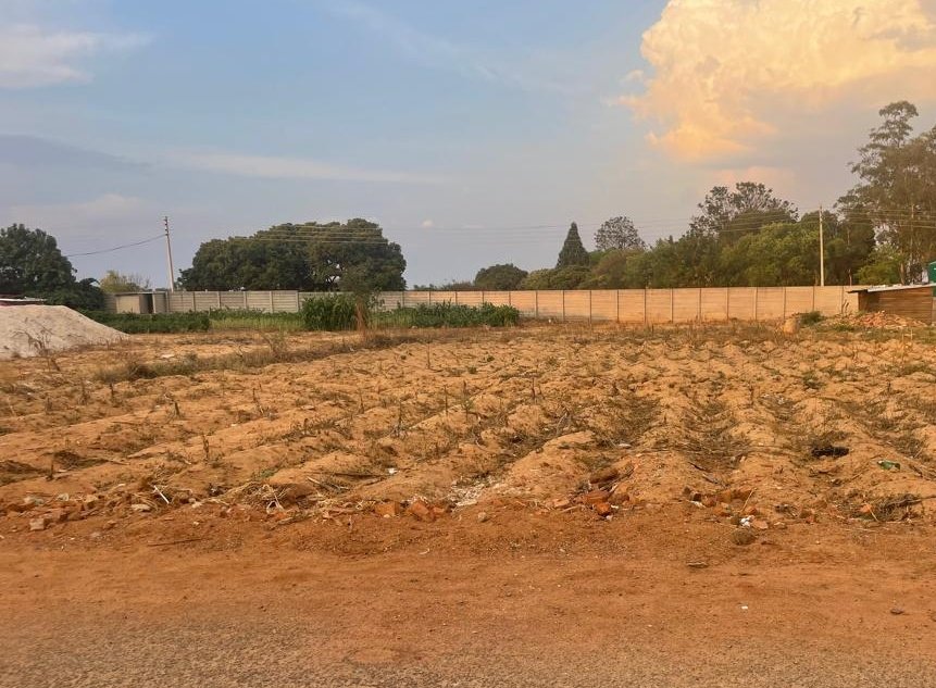 FOUR people you MUST have when buying land in Zimbabwe

1. A Lawyer
2. A Surveyor
3. A Land Valuer
4. A Local drunkard from the area who will tell you the truth and history that's not available in official records.

#RealEstate #realtor #harare